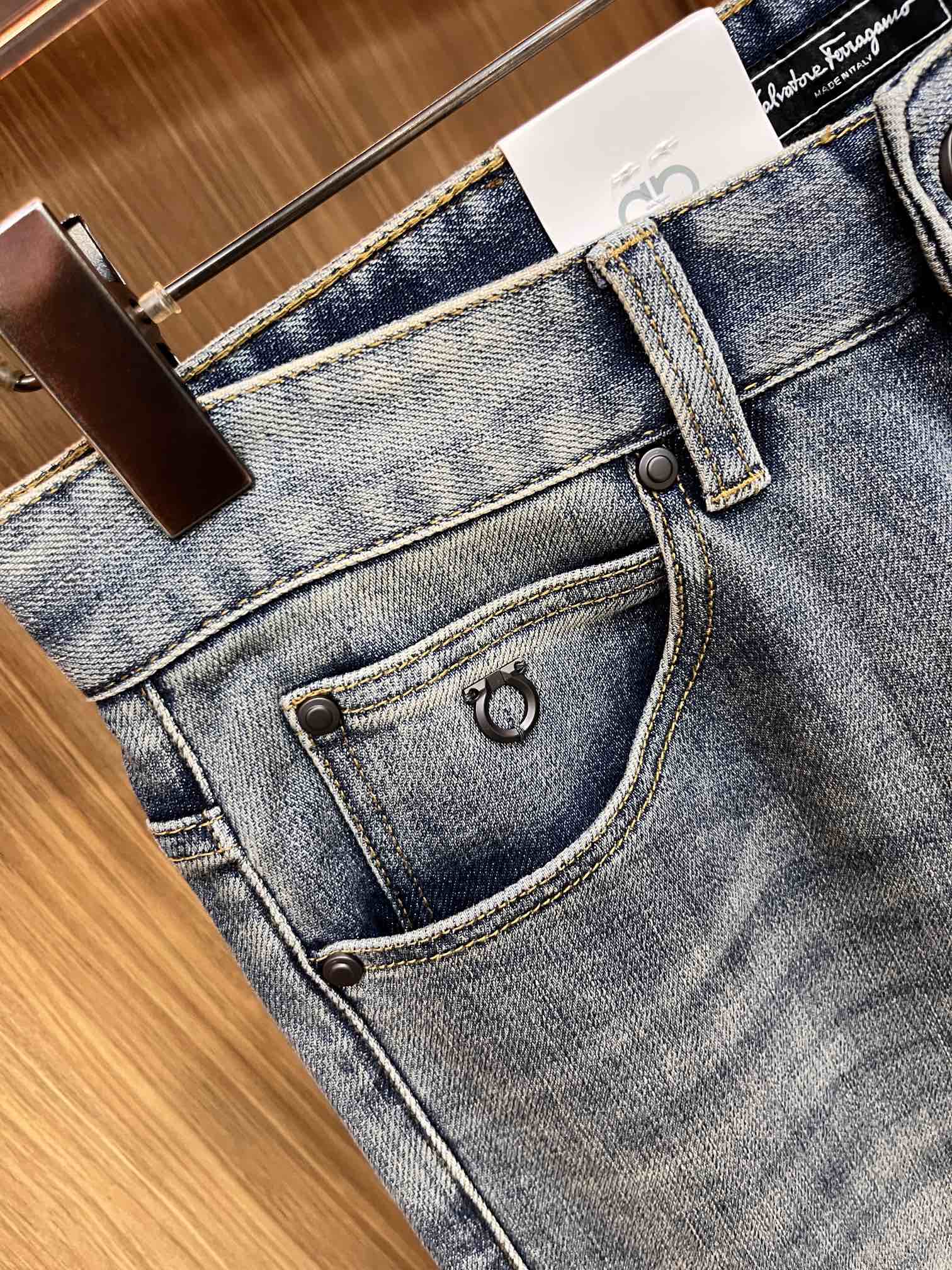 P540 Ferragamo automne-hiver 2024 ! Style polyvalent Basic cinq poches modèle composé jeans Classique est très bien avec les vêtements Oh comment porter sont très goût Respirant et confortable avec une légère élasticité sans retenue Original importé vintage smoky grey denim tissu micro-stretch toucher doux vrai luxe low-key est très approprié pour l'automne et l'hiver saison porter Standard droite Slim Fit porter plus confortable sans retenue Accessoires au-dessus de l'attention particulière à la quincaillerie exquise originale doublure sont très solides ! LWS est très rentable et de très bonne qualité, ce qui vaut la peine d'être acheté !Taille:30-38jb13