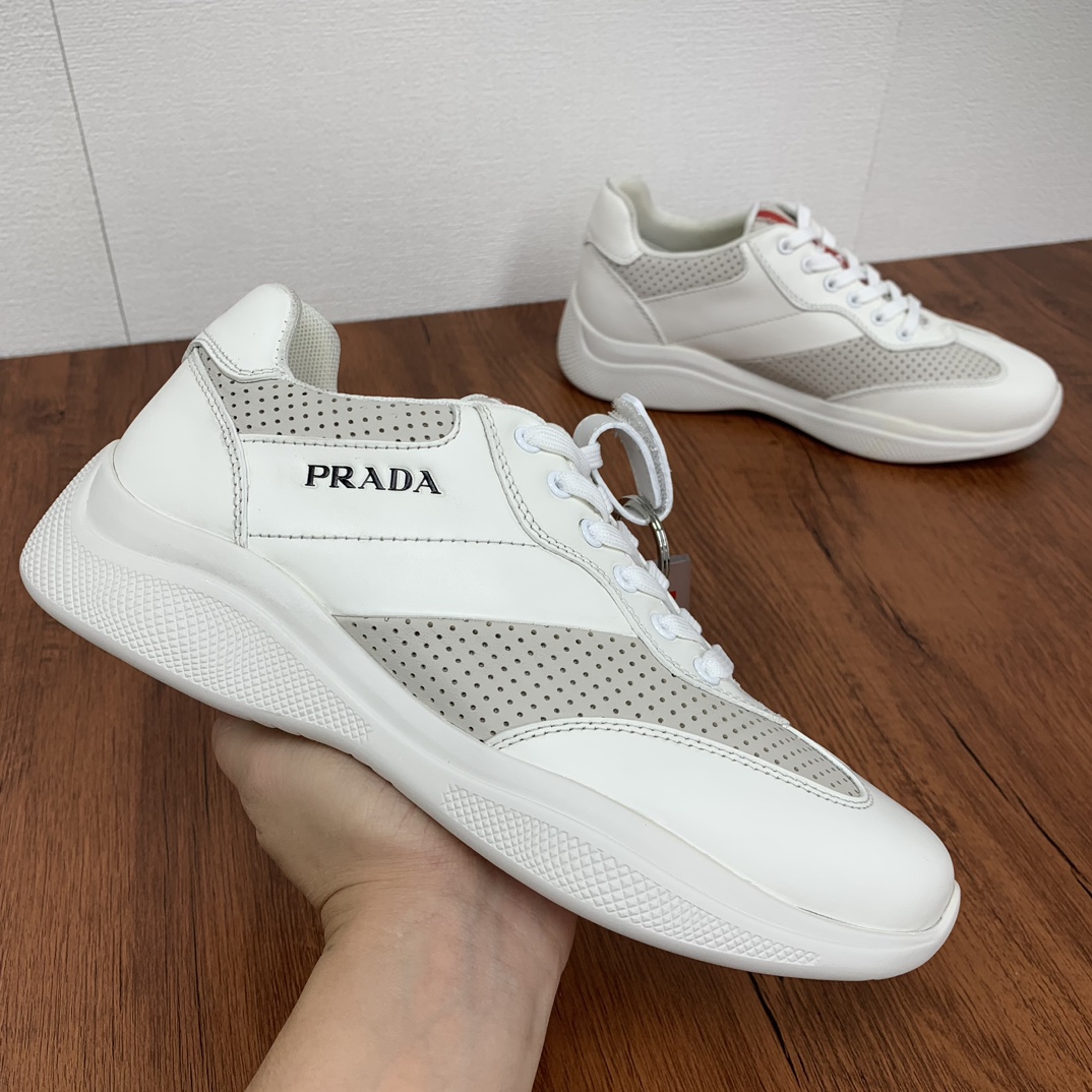 PRADA/プラダ メンズ レースアップレザーカジュアルスニーカー 観音重工ブティック アッパーにはスムースカーフレザーを使用し、パンチング加工を施したカーフレザーをスプライスし、カラーを組み合わせています レザーの質感は繊細で柔らかく、快適で通気性に優れています サイドの装飾にはPRADAのモノグラムロゴをあしらいました クラシックなレッドの3cmラバーソールをベロ部分にあしらいました ファッショナブルでゆとりのあるスタイル 細部にまでこだわったディテール ミッドトップのレースアップスタイルに、コットンのインナーと牛革のパッド入りフットをあしらいました メタルアイレットにはコットンのレースアップを使用しています 通気性と快適性に優れたファッショナブルでエレガントなスタイルです通気性に優れたカジュアルなトレーナーサイズ：38-39-40-41-42-43-44P840-ハイファッションファクトリー