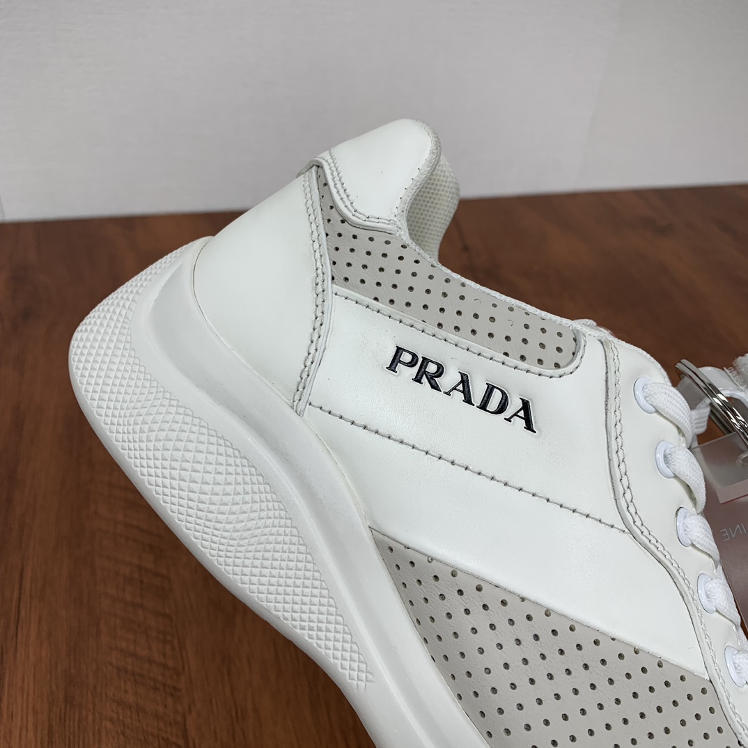 PRADA/プラダ メンズ レースアップレザーカジュアルスニーカー 観音重工ブティック アッパーにはスムースカーフレザーを使用し、パンチング加工を施したカーフレザーをスプライスし、カラーを組み合わせています レザーの質感は繊細で柔らかく、快適で通気性に優れています サイドの装飾にはPRADAのモノグラムロゴをあしらいました クラシックなレッドの3cmラバーソールをベロ部分にあしらいました ファッショナブルでゆとりのあるスタイル 細部にまでこだわったディテール ミッドトップのレースアップスタイルに、コットンのインナーと牛革のパッド入りフットをあしらいました メタルアイレットにはコットンのレースアップを使用しています 通気性と快適性に優れたファッショナブルでエレガントなスタイルです通気性に優れたカジュアルなトレーナーサイズ：38-39-40-41-42-43-44P840-ハイファッションファクトリー