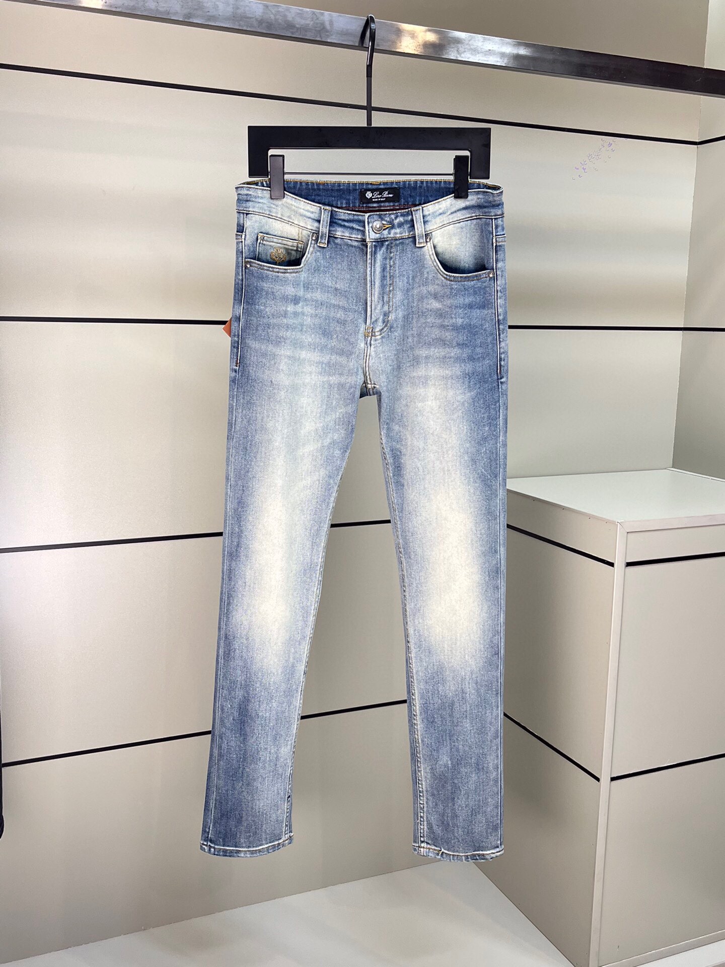 P540 LP148SS Moda outono Lavado Algodão Mistura Estiramento Denim Jeans Homens Clássico Letra Placa Nome Logo Elemento Decoração Slim Versátil Denim Trousers! À venda no site oficial líder! Da família LP 24 outono mais recente coleção de jeans clássicos originais jeans tecido denim clássico + elementos de letras icônicas da marca para dar-lhe a fórmula mais familiar desta seleção de jeanswear de alta qualidade 95% Cotton + 5% Spandex tem uma elasticidade muito boa tecido denim de mistura de algodão lavado tecido feito de tecido sentir macio e não perder a sensação de tendão com tecido elástico elástico lateral apertado e perto de usar! Não fica apertado para que se vista ao mesmo tempo fino e sem perder a decência certa! Os botões da carroçaria e os bolsos traseiros são ornamentados com os elementos mais clássicos da marca, com um grau muito apelativo para realçar o sentido geral das calças da moda e a sensação de compulsão! A versão limpa e rectilínea do efeito global no corpo é simples e fácil de usar, como não pode faltar! Tamanho: 30-36 (não 35) referência de tamanho: 30 jardas: cintura 76cm - anca 104cm - comprimento das calças 102cm - perna 15cm31 jardas: cintura 80cm - anca 108cm - comprimento das calças 103cm - perna 16cm32 jardas: cintura 84cm - anca 112cm - comprimento das calças 104cm - perna 16cm33 jardas: cintura 88cm - anca 116cm - comprimento das calças 105cm 116cm-comprimento da calça 105cm-perna da calça 17cm34 jardas: cintura 91cm-quadril 120cm-comprimento da calça 105cm-perna da calça 17cm36 jardas: cintura 94cm-quadril 124cm-comprimento da calça 106cm-perna da calça 18cmJb13-fábrica de alta costura