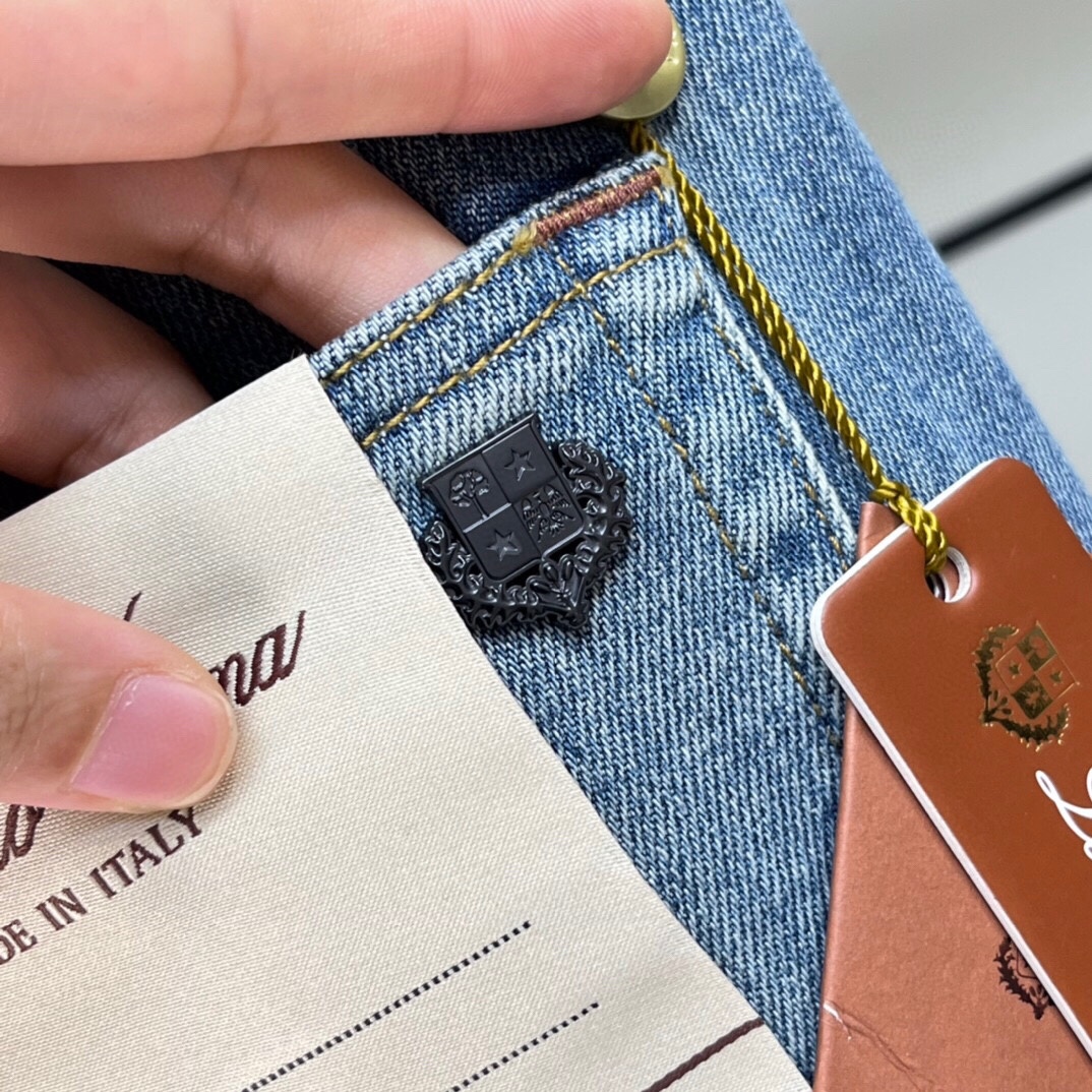 P540 LP148SS Moda outono Lavado Algodão Mistura Estiramento Denim Jeans Homens Clássico Letra Placa Nome Logo Elemento Decoração Slim Versátil Denim Trousers! À venda no site oficial líder! Da família LP 24 outono mais recente coleção de jeans clássicos originais jeans tecido denim clássico + elementos de letras icônicas da marca para dar-lhe a fórmula mais familiar desta seleção de jeanswear de alta qualidade 95% Cotton + 5% Spandex tem uma elasticidade muito boa tecido denim de mistura de algodão lavado tecido feito de tecido sentir macio e não perder a sensação de tendão com tecido elástico elástico lateral apertado e perto de usar! Não fica apertado para que se vista ao mesmo tempo fino e sem perder a decência certa! Os botões da carroçaria e os bolsos traseiros são ornamentados com os elementos mais clássicos da marca, com um grau muito apelativo para realçar o sentido geral das calças da moda e a sensação de compulsão! A versão limpa e rectilínea do efeito global no corpo é simples e fácil de usar, como não pode faltar! Tamanho: 30-36 (não 35) referência de tamanho: 30 jardas: cintura 76cm - anca 104cm - comprimento das calças 102cm - perna 15cm31 jardas: cintura 80cm - anca 108cm - comprimento das calças 103cm - perna 16cm32 jardas: cintura 84cm - anca 112cm - comprimento das calças 104cm - perna 16cm33 jardas: cintura 88cm - anca 116cm - comprimento das calças 105cm 116cm-comprimento da calça 105cm-perna da calça 17cm34 jardas: cintura 91cm-quadril 120cm-comprimento da calça 105cm-perna da calça 17cm36 jardas: cintura 94cm-quadril 124cm-comprimento da calça 106cm-perna da calça 18cmJb13-fábrica de alta costura