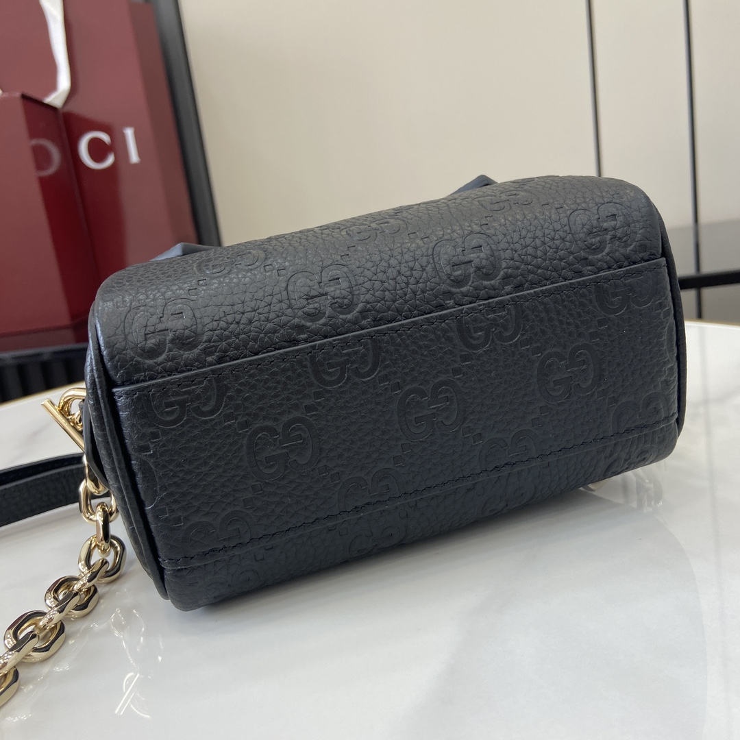 p1000 GUCCI Emblem Collection Ultra Mini Tote BagA GG Emblem Collection é uma reinterpretação criativa de motivos clássicos com funcionalidade inovadoraFeita para ser guardada durante anos, esta bolsa é uma nova abordagem à nova coleção de pequenos acessórios da marcaFabricada em pele clássica de grão GG e com uma corrente ajustável e uma alça de ombro em peleFecho com fecho de correr para maior segurançaCouro preto de grão GG Forro em mistura de algodão e linhoAlça (7 cm de altura)Corrente ajustável e alça de ombro em pele (52 cm de altura); comprimento ajustável entre 108 cm e 117 cmFecho com fechoPeso: aprox. 0,4 kgCreation ItaliaModelo n.º: 815256Dimensões: 16,5 (C) x 10 (L) x 8 cm (Espessura)Cor: PretoCouro integral/Creation Italia - Fábrica de alta qualidade