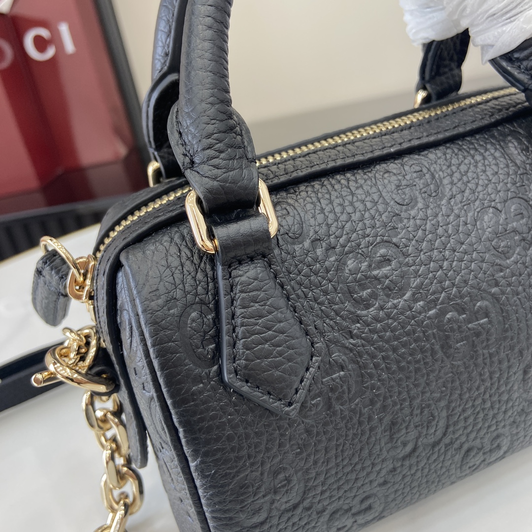 p1000 GUCCI Emblem Collection Ultra Mini Tote BagA GG Emblem Collection é uma reinterpretação criativa de motivos clássicos com funcionalidade inovadoraFeita para ser guardada durante anos, esta bolsa é uma nova abordagem à nova coleção de pequenos acessórios da marcaFabricada em pele clássica de grão GG e com uma corrente ajustável e uma alça de ombro em peleFecho com fecho de correr para maior segurançaCouro preto de grão GG Forro em mistura de algodão e linhoAlça (7 cm de altura)Corrente ajustável e alça de ombro em pele (52 cm de altura); comprimento ajustável entre 108 cm e 117 cmFecho com fechoPeso: aprox. 0,4 kgCreation ItaliaModelo n.º: 815256Dimensões: 16,5 (C) x 10 (L) x 8 cm (Espessura)Cor: PretoCouro integral/Creation Italia - Fábrica de alta qualidade