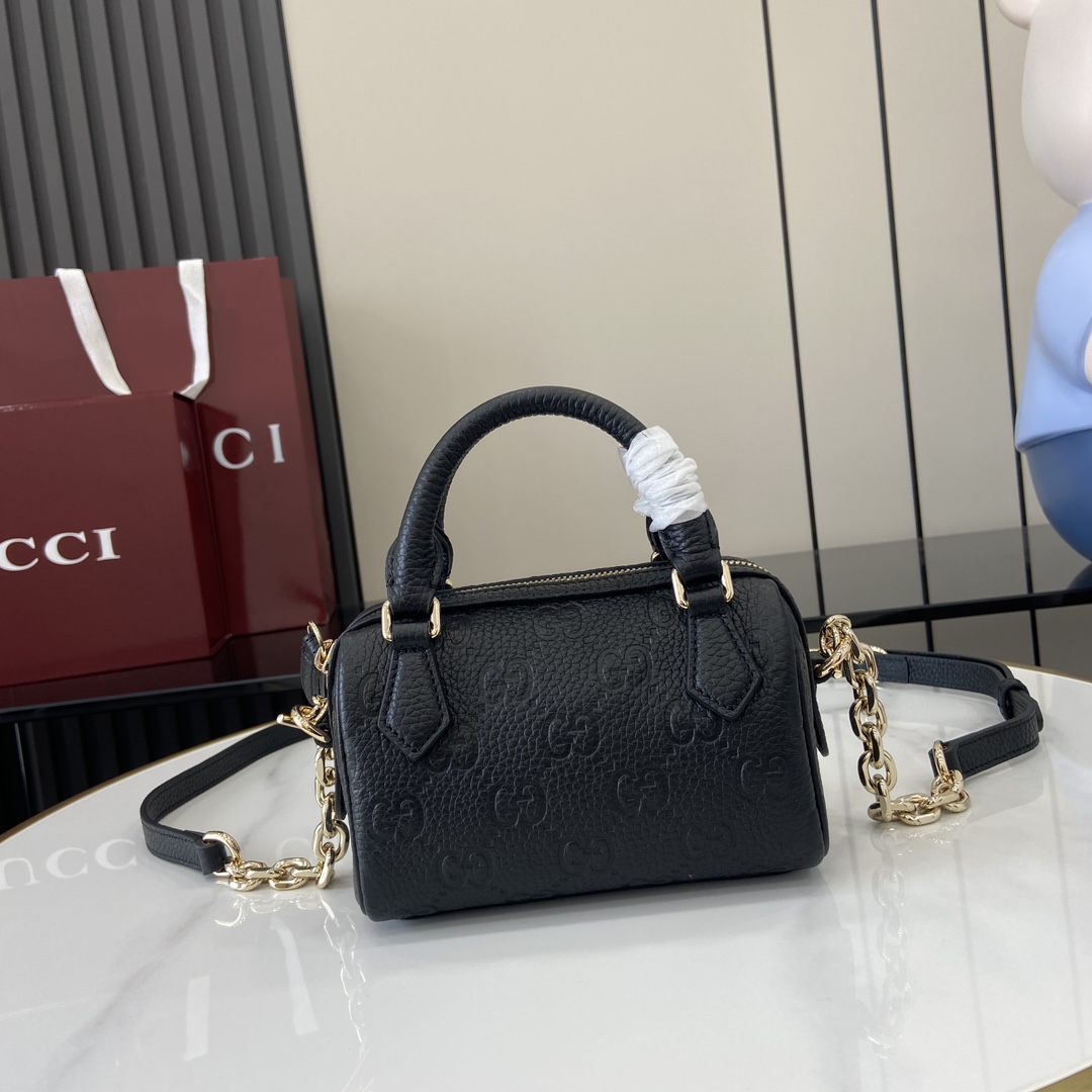 p1000 GUCCI Emblem Collection Ultra Mini Tote BagA GG Emblem Collection é uma reinterpretação criativa de motivos clássicos com funcionalidade inovadoraFeita para ser guardada durante anos, esta bolsa é uma nova abordagem à nova coleção de pequenos acessórios da marcaFabricada em pele clássica de grão GG e com uma corrente ajustável e uma alça de ombro em peleFecho com fecho de correr para maior segurançaCouro preto de grão GG Forro em mistura de algodão e linhoAlça (7 cm de altura)Corrente ajustável e alça de ombro em pele (52 cm de altura); comprimento ajustável entre 108 cm e 117 cmFecho com fechoPeso: aprox. 0,4 kgCreation ItaliaModelo n.º: 815256Dimensões: 16,5 (C) x 10 (L) x 8 cm (Espessura)Cor: PretoCouro integral/Creation Italia - Fábrica de alta qualidade