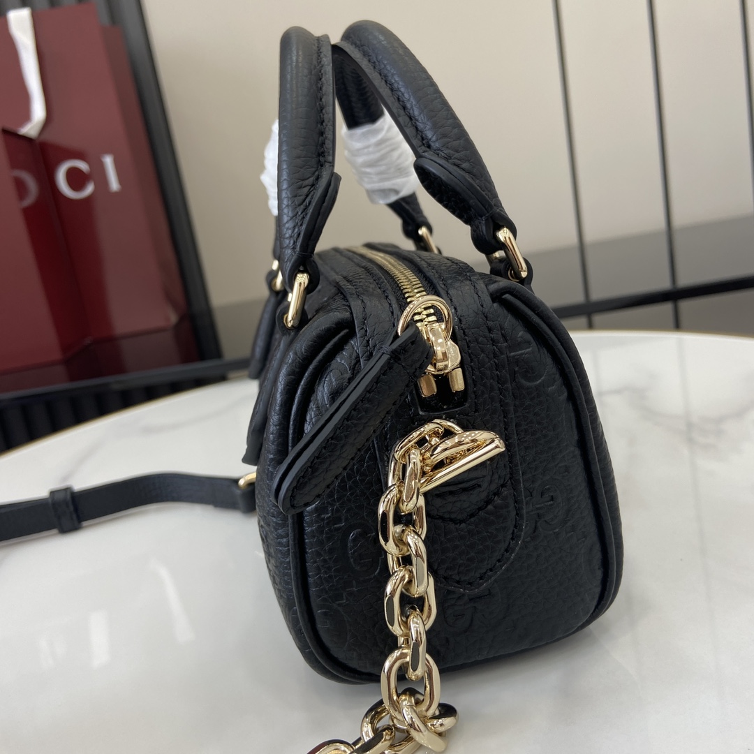 p1000 Bolso tote ultramini GUCCI EmblemLa colección GG Emblem reinterpreta los motivos clásicos con un diseño creativo y una funcionalidad innovadoraEste bolso tote, confeccionado para atesorarlo durante años, reinventa la nueva colección de accesorios pequeños de la marcaFabricado en piel granulada GG clásica y acabado con una correa ajustable para el hombro de cadena y pielCierre con cremallera para mayor seguridadPiel granulada GG rosa Forro de mezcla de algodón y linoAsa (7 cm de altura)Correa ajustable para el hombro de cadena y piel (52 cm de altura); la longitud puede ajustarse entre 108 cm y 117 cmCierre con cremalleraPeso: aprox. 0,4 kgCreation ItaliaNúmero de modelo: 815256Tamaño: 16,5 (Largo) x 10 (Ancho) x 8 cm (Grosor)Color: rosaTodo piel/Creation Italia - Fábrica de alta calidad