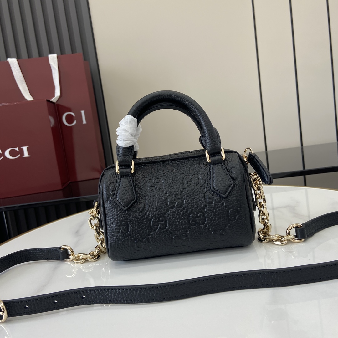 p1000 GUCCI Emblem Collection Ultra Mini Tote BagA GG Emblem Collection é uma reinterpretação criativa de motivos clássicos com funcionalidade inovadoraFeita para ser guardada durante anos, esta bolsa é uma nova abordagem à nova coleção de pequenos acessórios da marcaFabricada em pele clássica de grão GG e com uma corrente ajustável e uma alça de ombro em peleFecho com fecho de correr para maior segurançaCouro preto de grão GG Forro em mistura de algodão e linhoAlça (7 cm de altura)Corrente ajustável e alça de ombro em pele (52 cm de altura); comprimento ajustável entre 108 cm e 117 cmFecho com fechoPeso: aprox. 0,4 kgCreation ItaliaModelo n.º: 815256Dimensões: 16,5 (C) x 10 (L) x 8 cm (Espessura)Cor: PretoCouro integral/Creation Italia - Fábrica de alta qualidade