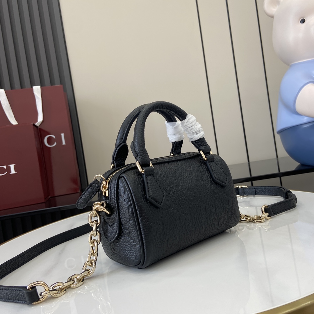 p1000 Bolso tote ultramini GUCCI EmblemLa colección GG Emblem reinterpreta los motivos clásicos con un diseño creativo y una funcionalidad innovadoraEste bolso tote, confeccionado para atesorarlo durante años, reinventa la nueva colección de accesorios pequeños de la marcaFabricado en piel granulada GG clásica y acabado con una correa ajustable para el hombro de cadena y pielCierre con cremallera para mayor seguridadPiel granulada GG rosa Forro de mezcla de algodón y linoAsa (7 cm de altura)Correa ajustable para el hombro de cadena y piel (52 cm de altura); la longitud puede ajustarse entre 108 cm y 117 cmCierre con cremalleraPeso: aprox. 0,4 kgCreation ItaliaNúmero de modelo: 815256Tamaño: 16,5 (Largo) x 10 (Ancho) x 8 cm (Grosor)Color: rosaTodo piel/Creation Italia - Fábrica de alta calidad