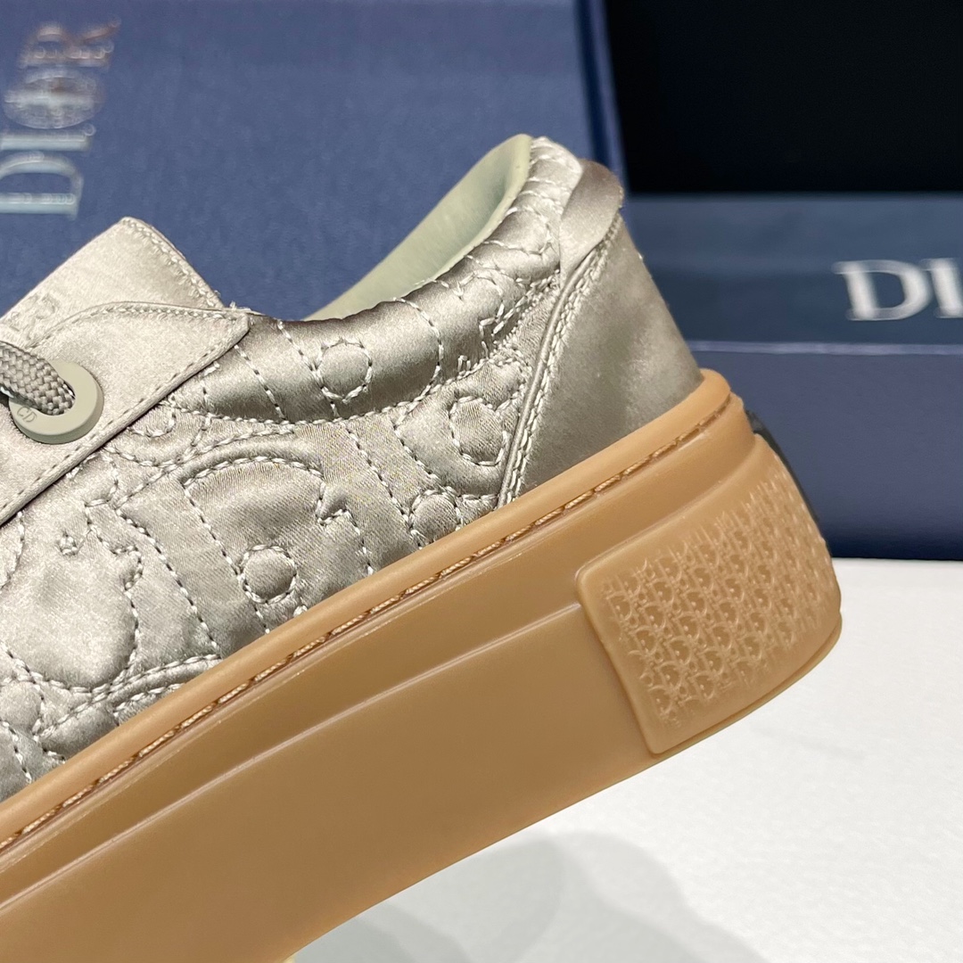 DR co-branded stone island B33 thick bottom casual shoes ! Couple code mode tête ronde conception pour donner les pieds beaucoup d'espace pour protéger vos pieds de blessures chaussures supérieur utilisant invité Dior tissu fleur ancienne accrocheur œil brillant version propre et nette porter adapter pieds montrent chaussures tempérament simple et généreux chaque détail de la peinture est très fin motif d'impression exquis intelligent riche effet visuel original met en évidence la texture ! Yardage : 35-39 (40 custom) 40-44 (45 custom) P820-High Faux Sacs