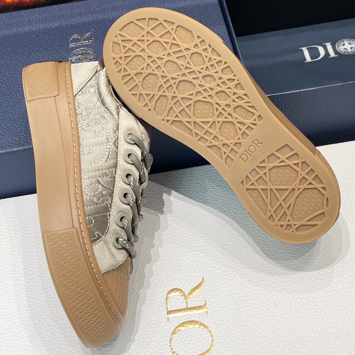 DR co-branded stone island B33 thick bottom casual shoes ! Couple code mode tête ronde conception pour donner les pieds beaucoup d'espace pour protéger vos pieds de blessures chaussures supérieur utilisant invité Dior tissu fleur ancienne accrocheur œil brillant version propre et nette porter adapter pieds montrent chaussures tempérament simple et généreux chaque détail de la peinture est très fin motif d'impression exquis intelligent riche effet visuel original met en évidence la texture ! Yardage : 35-39 (40 custom) 40-44 (45 custom) P820-High Faux Sacs