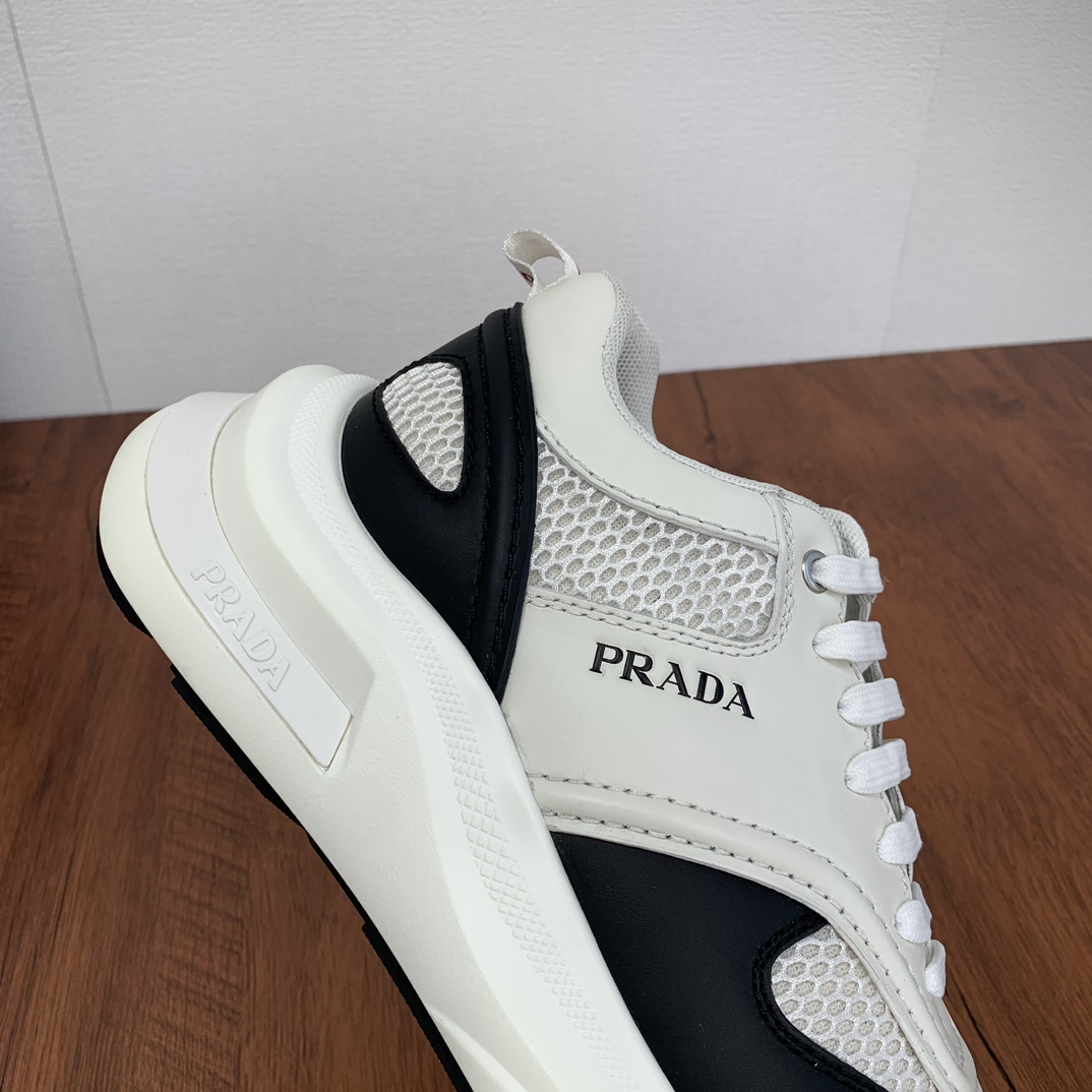 Prada / Prada Sapatilhas de treino casual em malha de retalhos de couro para homem Guanyuan produtos ferozes! O uso de couro de bezerro importado emendando malha de tecido divisão geométrica superior de precisão de fabricação de costura textura de couro uniforme em um relance elegante e generoso macio e confortável respirável fora decorado com letras PRADA logo língua decorada com letras clássicas logo calcanhar decorado com sapatos de tecido viagem P família tipo de treinador clássico com forro de tecido estampado logotipo cowhide footbed com P detalhes exclusivos de sola de borracha da viagem finamente trabalhada versátil bons produtos! Tamanho: 38-39-40-41-42-43-44 (38,45 por encomenda)P940-Fábrica de alta costura