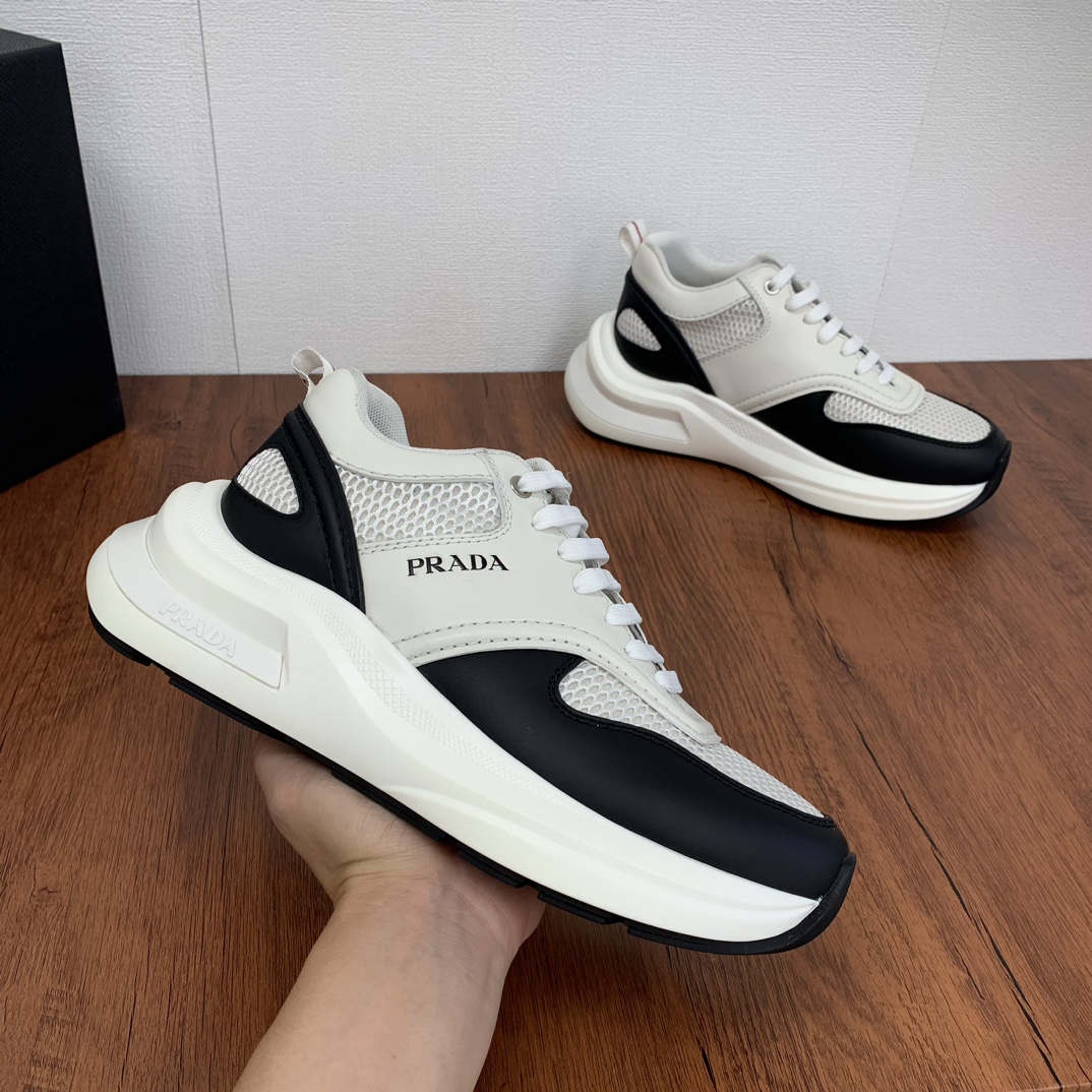 Prada/Prada Men's Leather Patchwork Mesh Casual Sneakers¡Dongguan producción de bienes feroz! ¡Importados de piel de becerro de empalme de tela de malla superior división geométrica de la precisión de fabricación costura uniforme textura de cuero de un vistazo de moda y generoso suave y cómodo transpirable exterior decorado con PRADA letras logotipo lengua decorado con letras clásico logotipo talón decorado con tela zapatos viaje P familia tipo entrenador clásico con forro de tela logotipo estampado plantilla de cuero de vaca con P exclusiva suela de goma detalles de la artesanía fina viajar con un buen producto!Tamaño: 38-39-40-41-42-43-44 (38,45 a la orden) P940