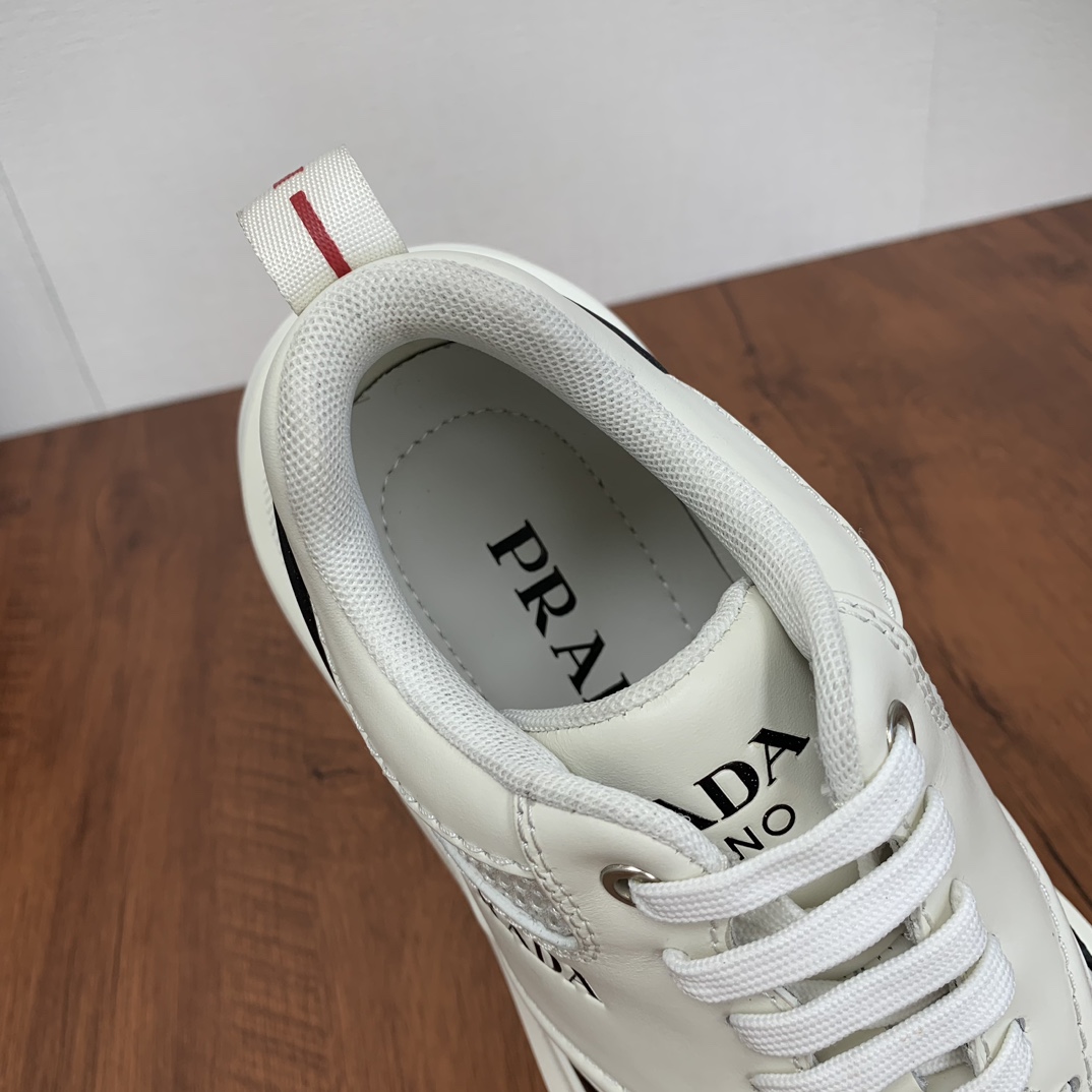 Prada/Prada Men's Leather Patchwork Mesh Casual Sneakers¡Dongguan producción de bienes feroz! ¡Importados de piel de becerro de empalme de tela de malla superior división geométrica de la precisión de fabricación costura uniforme textura de cuero de un vistazo de moda y generoso suave y cómodo transpirable exterior decorado con PRADA letras logotipo lengua decorado con letras clásico logotipo talón decorado con tela zapatos viaje P familia tipo entrenador clásico con forro de tela logotipo estampado plantilla de cuero de vaca con P exclusiva suela de goma detalles de la artesanía fina viajar con un buen producto!Tamaño: 38-39-40-41-42-43-44 (38,45 a la orden) P940