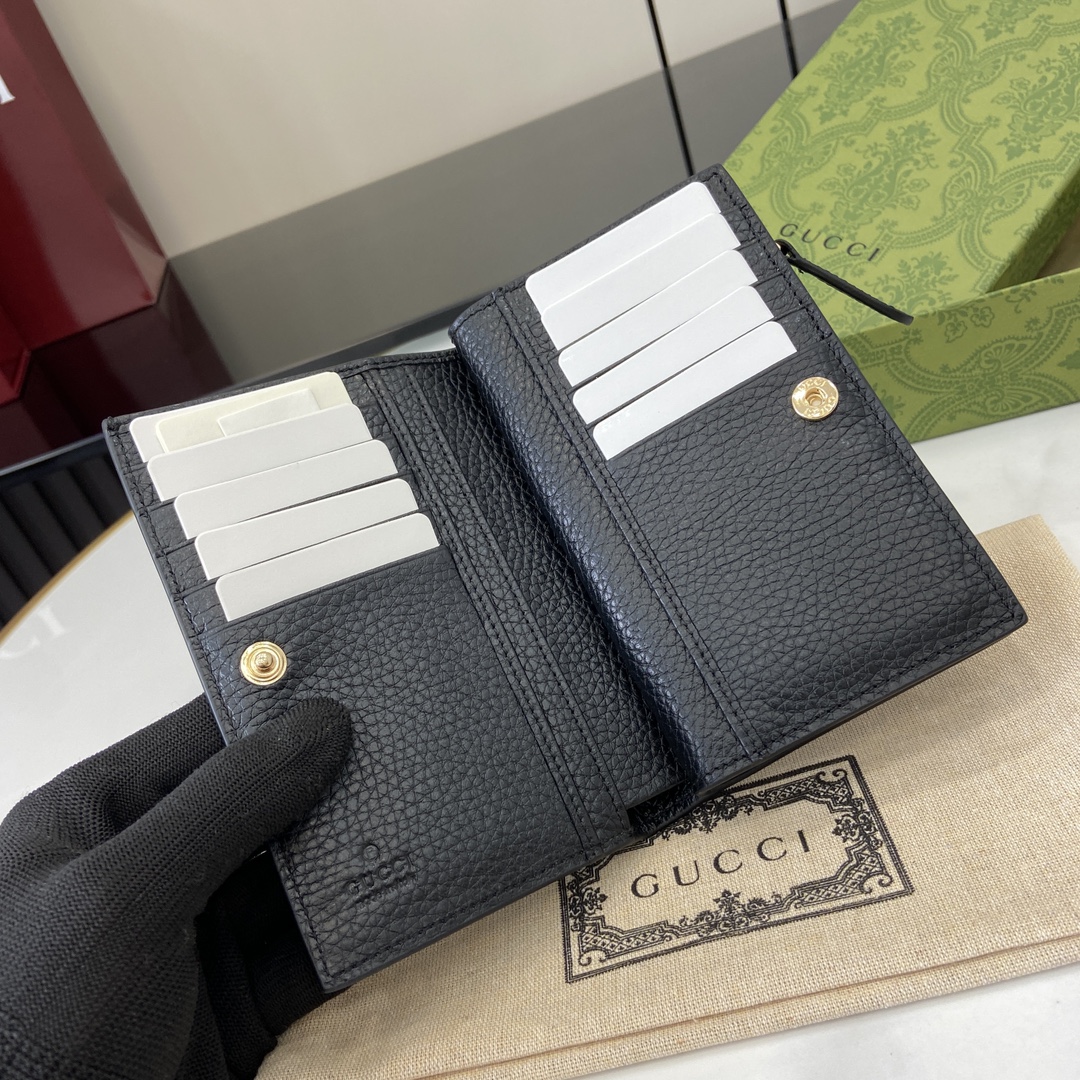 p520 GUCCI エンブレムシリーズ スーパーソフト リックカラー エンボス/フルレザー モデル：815874 サイズ：縦18×横14×厚さ3cm カラー：ブラック フルレザー/イタリア製/ハイフェイクファクトリー