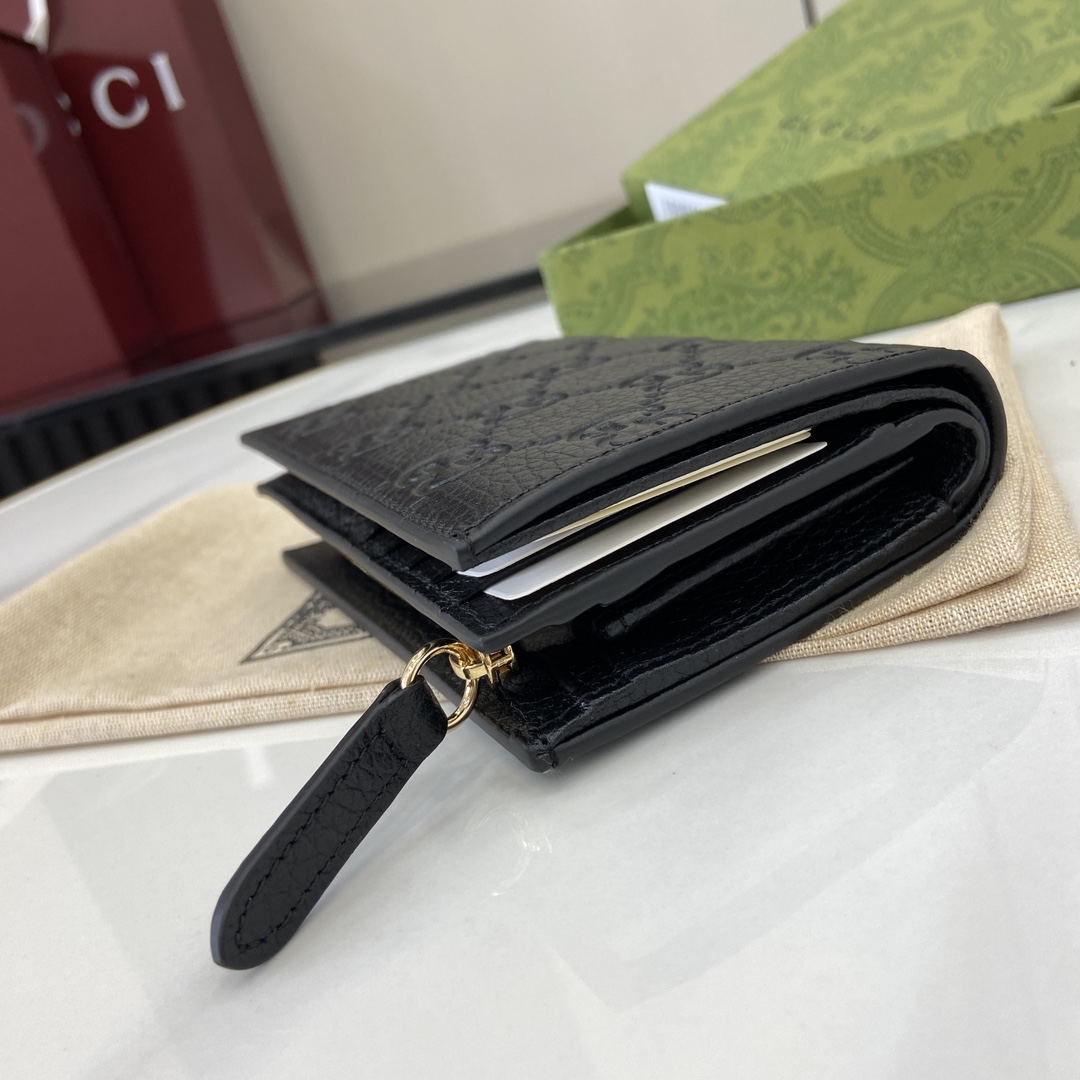 p520 GUCCI エンブレムシリーズ スーパーソフト リックカラー エンボス/フルレザー モデル：815874 サイズ：縦18×横14×厚さ3cm カラー：ブラック フルレザー/イタリア製/ハイフェイクファクトリー