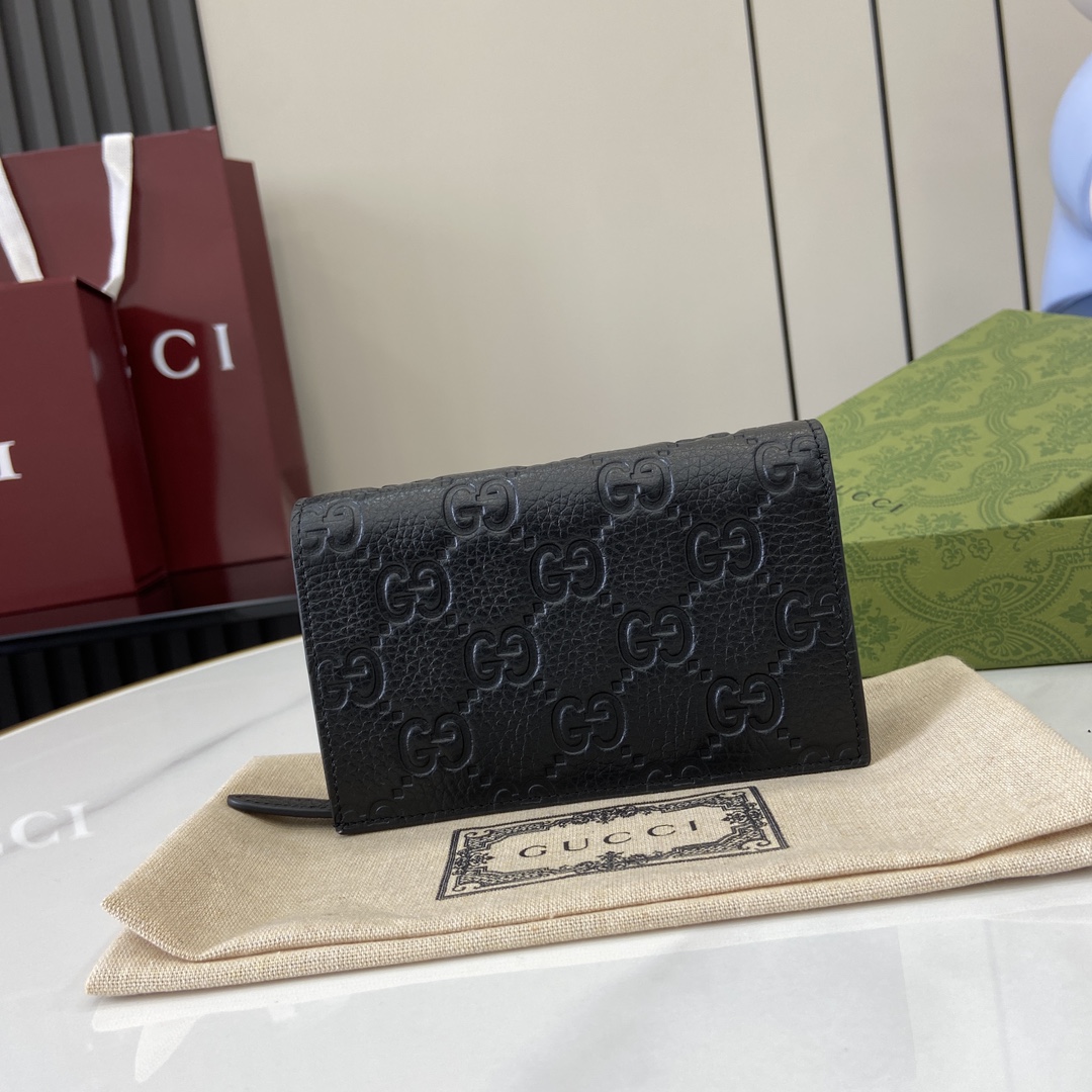 p520 GUCCI エンブレムシリーズ スーパーソフト リックカラー エンボス/フルレザー モデル：815874 サイズ：縦18×横14×厚さ3cm カラー：ブラック フルレザー/イタリア製/ハイフェイクファクトリー