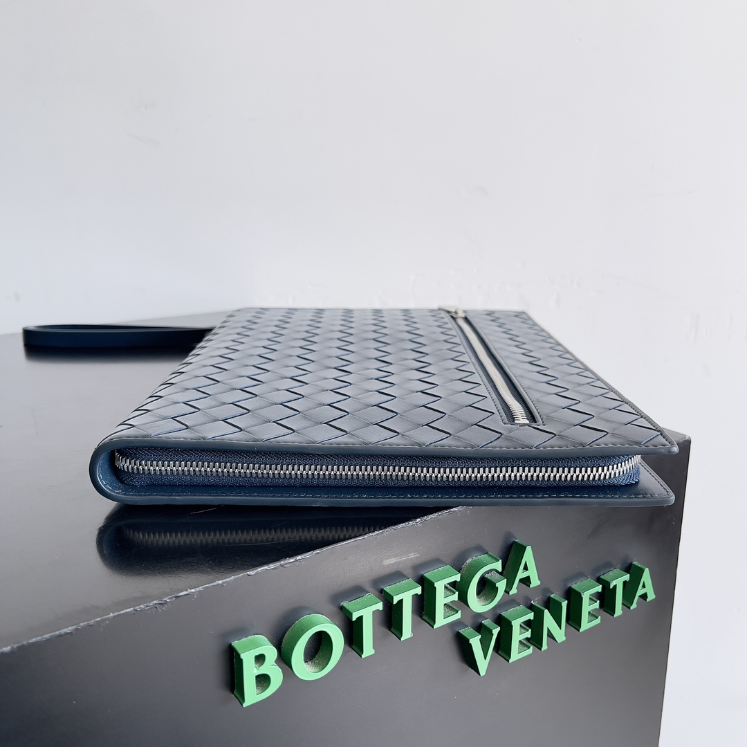 BOTTEGA VENETA men's woven clutch bag into the weaving process to make the clutch bag in the appearance of a more unique, exquisite sense of texture and detail to increase the sense of high quality and taste of the classic weaving diamond corners and corners of the exquisite handmade craftsmanship to highlight the excellent quality of a better show of male charisma multi-functional fit for any occasion the perfect combination of utility and a sense of fashion to easily create a sophisticated and casual glamour for personal use or a gift are A perfect combination of practicality and fashion!Model No.: 732638Size: 32*24*3cm