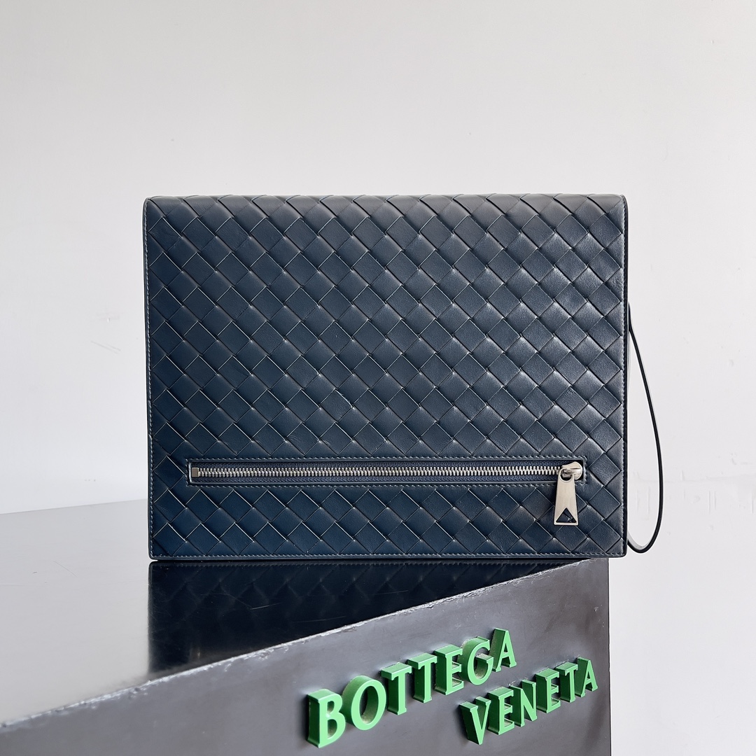 BOTTEGA VENETA men's woven clutch bag into the weaving process to make the clutch bag in the appearance of a more unique, exquisite sense of texture and detail to increase the sense of high quality and taste of the classic weaving diamond corners and corners of the exquisite handmade craftsmanship to highlight the excellent quality of a better show of male charisma multi-functional fit for any occasion the perfect combination of utility and a sense of fashion to easily create a sophisticated and casual glamour for personal use or a gift are A perfect combination of practicality and fashion!Model No.: 732638Size: 32*24*3cm