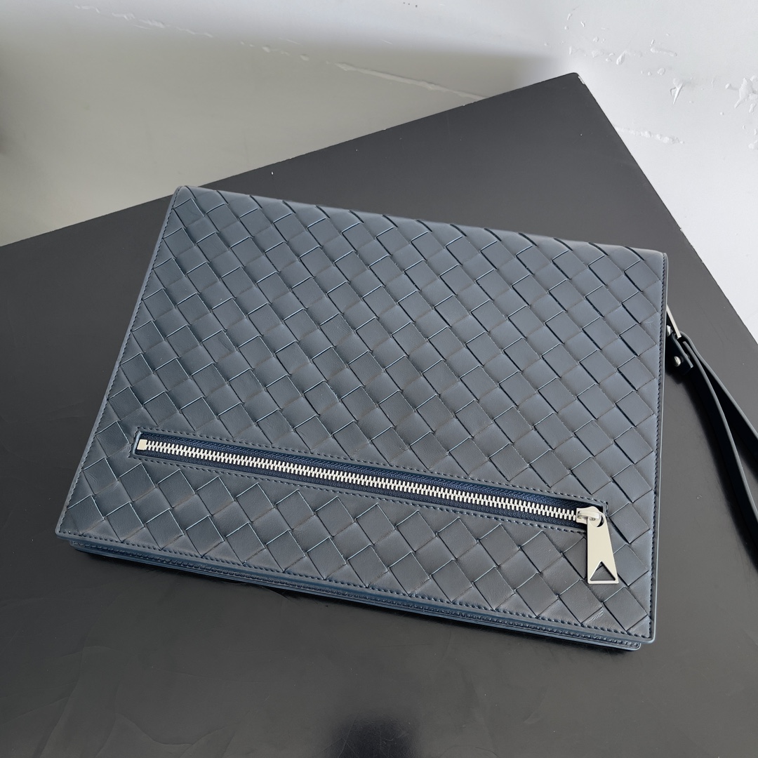 Image[1]-BOTTEGA VENETA Pochette tissée pour hommeL'artisanat tissé est incorporé dans la pochette pour la rendre plus unique et exquise en apparence, ajoutant un sens de la texture et du détail pour démontrer la haute qualité et le goût du tissage classique des coins de diamant de l'artisanat exquis fait à la main pour mettre en évidence l'excellente qualité du sac pour mieux démontrer le charisme masculin de la multifonctionnelle adaptée à toutes les occasions et pratique et sens de la mode de la combinaison parfaite de la combinaison parfaite du glamour sophistiqué et décontracté facilement. Une combinaison parfaite de praticité et de mode pour créer un look sophistiqué et décontracté pour vous-même ou comme cadeau ! Numéro de modèle : 732638 Taille : 32*24*3cm - Fabrique de haute couture