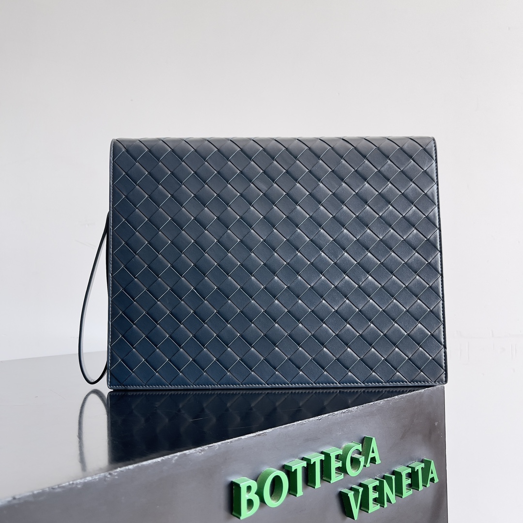 BOTTEGA VENETA men's woven clutch bag into the weaving process to make the clutch bag in the appearance of a more unique, exquisite sense of texture and detail to increase the sense of high quality and taste of the classic weaving diamond corners and corners of the exquisite handmade craftsmanship to highlight the excellent quality of a better show of male charisma multi-functional fit for any occasion the perfect combination of utility and a sense of fashion to easily create a sophisticated and casual glamour for personal use or a gift are A perfect combination of practicality and fashion!Model No.: 732638Size: 32*24*3cm