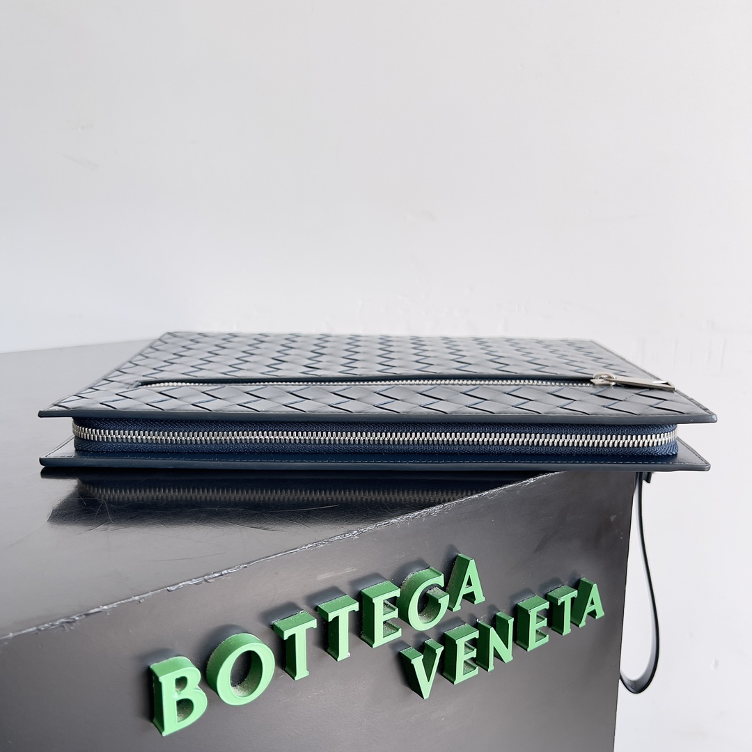 BOTTEGA VENETA men's woven clutch bag into the weaving process to make the clutch bag in the appearance of a more unique, exquisite sense of texture and detail to increase the sense of high quality and taste of the classic weaving diamond corners and corners of the exquisite handmade craftsmanship to highlight the excellent quality of a better show of male charisma multi-functional fit for any occasion the perfect combination of utility and a sense of fashion to easily create a sophisticated and casual glamour for personal use or a gift are A perfect combination of practicality and fashion!Model No.: 732638Size: 32*24*3cm