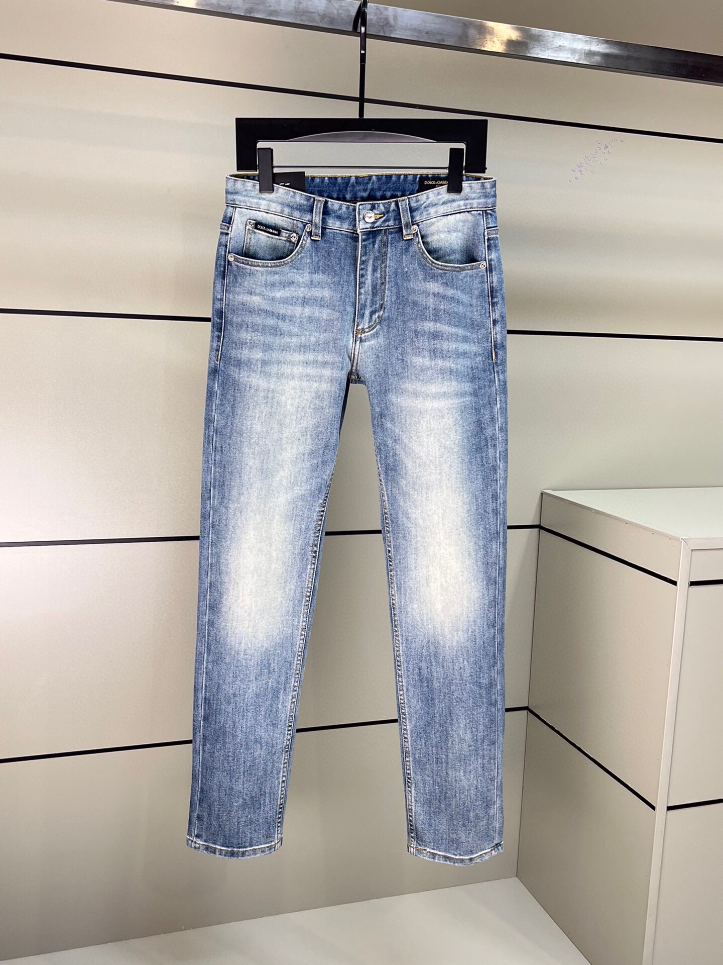 P540 D&G 24SS Moda outono Lavado Algodão Mistura Estiramento Jeans Denim Homens Clássico Alfabeto Metal Placa Nome Logo Elemento Decoração Slim Versátil Calças Denim! Site oficial líder em vendas! Puro pedigree qualidade original fábrica OEM produção 24 anos de outono clássico ace produto da família Dg 24 primavera e verão mais recente coleção do original clássico denim jeans outfit tecido denim clássico + elementos de letras icônicas da marca para dar-lhe a fórmula mais familiar!Esta secção do vestuário de ganga selecionado a partir do fornecimento do cliente de algodão 98% de alta qualidade + 2% spandex tem uma elasticidade muito boa tecido de ganga azul vintage lavado de mistura de algodão feito de tecido macio sem perder a sensação de tendão com tecido elástico elástico lateral apertado e perto do corpo para usar não será apertado para que você esteja usando ambos Slim e não será solto apenas a quantidade certa de decência! Os botões da carroçaria e os bolsos traseiros são ornamentados com os elementos mais clássicos da marca, com um grau muito apelativo para realçar o sentido geral das calças da moda e a sensação de compulsão! A versão limpa e rectilínea do efeito global no corpo é simples e fácil de usar, como não pode faltar!Tamanho: 30-36 (não 35 )30 metros: cintura 78cm - anca 102cm - comprimento das calças 105cm - perna 16cm31 metros: cintura 82cm - anca 105cm - comprimento das calças 106cm - perna 16cmTamanho 32: cintura 85cm - anca 108cm - comprimento das calças 107cm - perna das calças 17cmTamanho 33: Cintura 88cm - Anca 111cm - Comprimento das calças 107cm - Perna das calças 18cmTamanho 34: cintura 91cm-anca 114cm-comprimento das calças 108cm-perna das calças 19cm36 metros: cintura 94cm-anca 117cm-comprimento das calças 108cm-perna das calças 20cmjb13