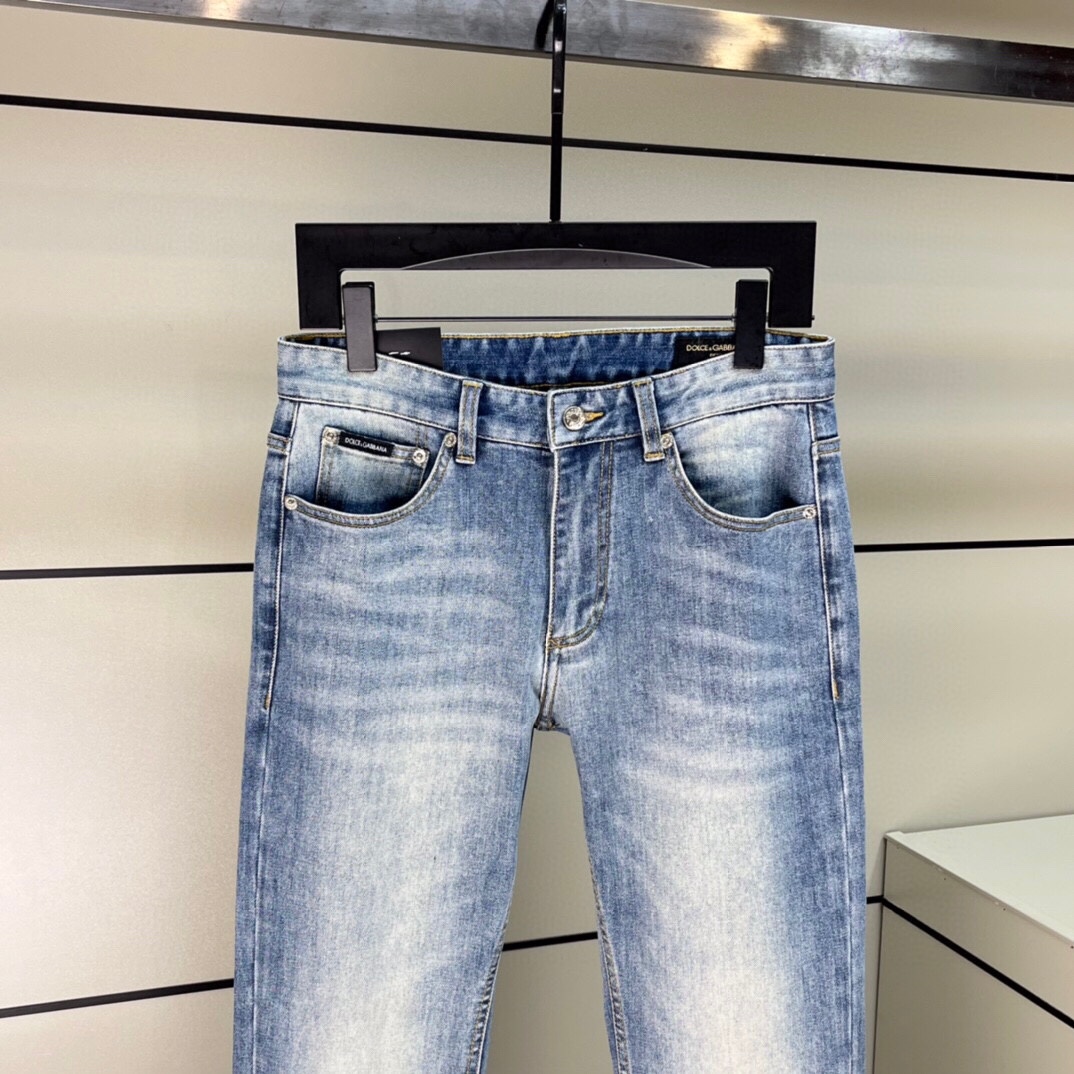 P540 D&G 24SS Moda outono Lavado Algodão Mistura Estiramento Jeans Denim Homens Clássico Alfabeto Metal Placa Nome Logo Elemento Decoração Slim Versátil Calças Denim! Site oficial líder em vendas! Puro pedigree qualidade original fábrica OEM produção 24 anos de outono clássico ace produto da família Dg 24 primavera e verão mais recente coleção do original clássico denim jeans outfit tecido denim clássico + elementos de letras icônicas da marca para dar-lhe a fórmula mais familiar!Esta secção do vestuário de ganga selecionado a partir do fornecimento do cliente de algodão 98% de alta qualidade + 2% spandex tem uma elasticidade muito boa tecido de ganga azul vintage lavado de mistura de algodão feito de tecido macio sem perder a sensação de tendão com tecido elástico elástico lateral apertado e perto do corpo para usar não será apertado para que você esteja usando ambos Slim e não será solto apenas a quantidade certa de decência! Os botões da carroçaria e os bolsos traseiros são ornamentados com os elementos mais clássicos da marca, com um grau muito apelativo para realçar o sentido geral das calças da moda e a sensação de compulsão! A versão limpa e rectilínea do efeito global no corpo é simples e fácil de usar, como não pode faltar!Tamanho: 30-36 (não 35 )30 metros: cintura 78cm - anca 102cm - comprimento das calças 105cm - perna 16cm31 metros: cintura 82cm - anca 105cm - comprimento das calças 106cm - perna 16cmTamanho 32: cintura 85cm - anca 108cm - comprimento das calças 107cm - perna das calças 17cmTamanho 33: Cintura 88cm - Anca 111cm - Comprimento das calças 107cm - Perna das calças 18cmTamanho 34: cintura 91cm-anca 114cm-comprimento das calças 108cm-perna das calças 19cm36 metros: cintura 94cm-anca 117cm-comprimento das calças 108cm-perna das calças 20cmjb13