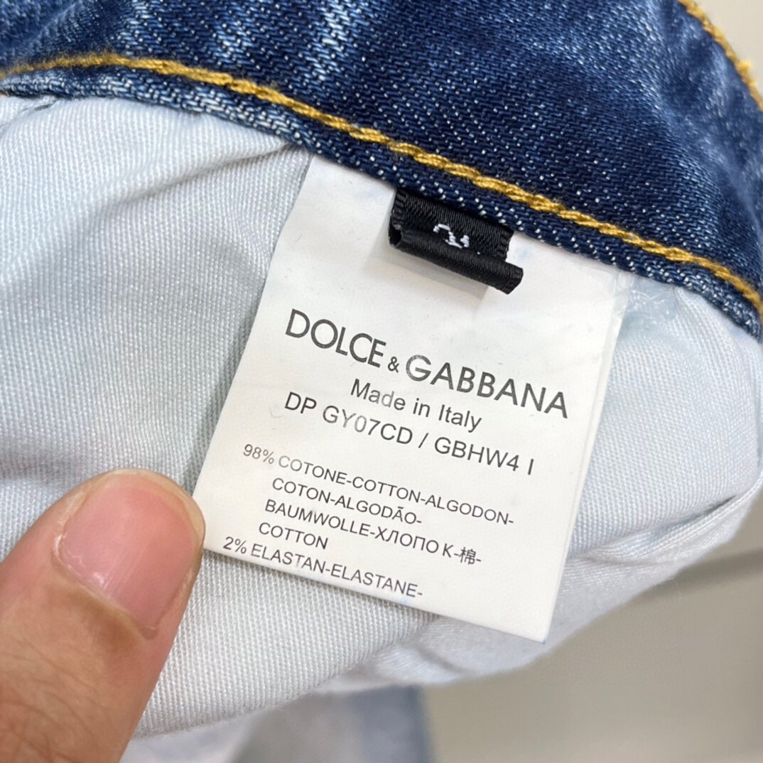 P540 D&G 24SS Moda outono Lavado Algodão Mistura Estiramento Jeans Denim Homens Clássico Alfabeto Metal Placa Nome Logo Elemento Decoração Slim Versátil Calças Denim! Site oficial líder em vendas! Puro pedigree qualidade original fábrica OEM produção 24 anos de outono clássico ace produto da família Dg 24 primavera e verão mais recente coleção do original clássico denim jeans outfit tecido denim clássico + elementos de letras icônicas da marca para dar-lhe a fórmula mais familiar!Esta secção do vestuário de ganga selecionado a partir do fornecimento do cliente de algodão 98% de alta qualidade + 2% spandex tem uma elasticidade muito boa tecido de ganga azul vintage lavado de mistura de algodão feito de tecido macio sem perder a sensação de tendão com tecido elástico elástico lateral apertado e perto do corpo para usar não será apertado para que você esteja usando ambos Slim e não será solto apenas a quantidade certa de decência! Os botões da carroçaria e os bolsos traseiros são ornamentados com os elementos mais clássicos da marca, com um grau muito apelativo para realçar o sentido geral das calças da moda e a sensação de compulsão! A versão limpa e rectilínea do efeito global no corpo é simples e fácil de usar, como não pode faltar!Tamanho: 30-36 (não 35 )30 metros: cintura 78cm - anca 102cm - comprimento das calças 105cm - perna 16cm31 metros: cintura 82cm - anca 105cm - comprimento das calças 106cm - perna 16cmTamanho 32: cintura 85cm - anca 108cm - comprimento das calças 107cm - perna das calças 17cmTamanho 33: Cintura 88cm - Anca 111cm - Comprimento das calças 107cm - Perna das calças 18cmTamanho 34: cintura 91cm-anca 114cm-comprimento das calças 108cm-perna das calças 19cm36 metros: cintura 94cm-anca 117cm-comprimento das calças 108cm-perna das calças 20cmjb13