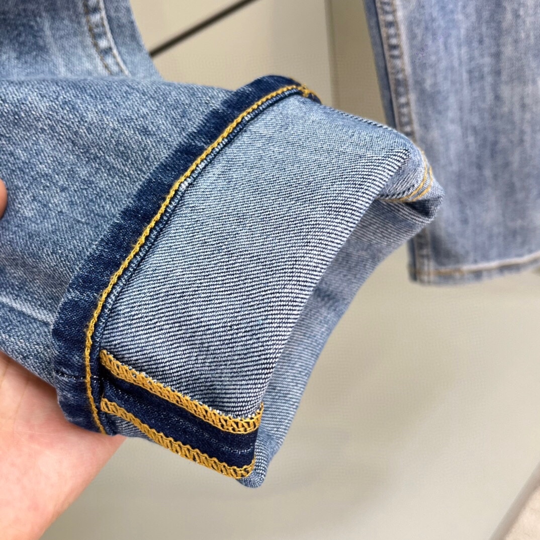 P540 D&G 24SS Moda outono Lavado Algodão Mistura Estiramento Jeans Denim Homens Clássico Alfabeto Metal Placa Nome Logo Elemento Decoração Slim Versátil Calças Denim! Site oficial líder em vendas! Puro pedigree qualidade original fábrica OEM produção 24 anos de outono clássico ace produto da família Dg 24 primavera e verão mais recente coleção do original clássico denim jeans outfit tecido denim clássico + elementos de letras icônicas da marca para dar-lhe a fórmula mais familiar!Esta secção do vestuário de ganga selecionado a partir do fornecimento do cliente de algodão 98% de alta qualidade + 2% spandex tem uma elasticidade muito boa tecido de ganga azul vintage lavado de mistura de algodão feito de tecido macio sem perder a sensação de tendão com tecido elástico elástico lateral apertado e perto do corpo para usar não será apertado para que você esteja usando ambos Slim e não será solto apenas a quantidade certa de decência! Os botões da carroçaria e os bolsos traseiros são ornamentados com os elementos mais clássicos da marca, com um grau muito apelativo para realçar o sentido geral das calças da moda e a sensação de compulsão! A versão limpa e rectilínea do efeito global no corpo é simples e fácil de usar, como não pode faltar!Tamanho: 30-36 (não 35 )30 metros: cintura 78cm - anca 102cm - comprimento das calças 105cm - perna 16cm31 metros: cintura 82cm - anca 105cm - comprimento das calças 106cm - perna 16cmTamanho 32: cintura 85cm - anca 108cm - comprimento das calças 107cm - perna das calças 17cmTamanho 33: Cintura 88cm - Anca 111cm - Comprimento das calças 107cm - Perna das calças 18cmTamanho 34: cintura 91cm-anca 114cm-comprimento das calças 108cm-perna das calças 19cm36 metros: cintura 94cm-anca 117cm-comprimento das calças 108cm-perna das calças 20cmjb13