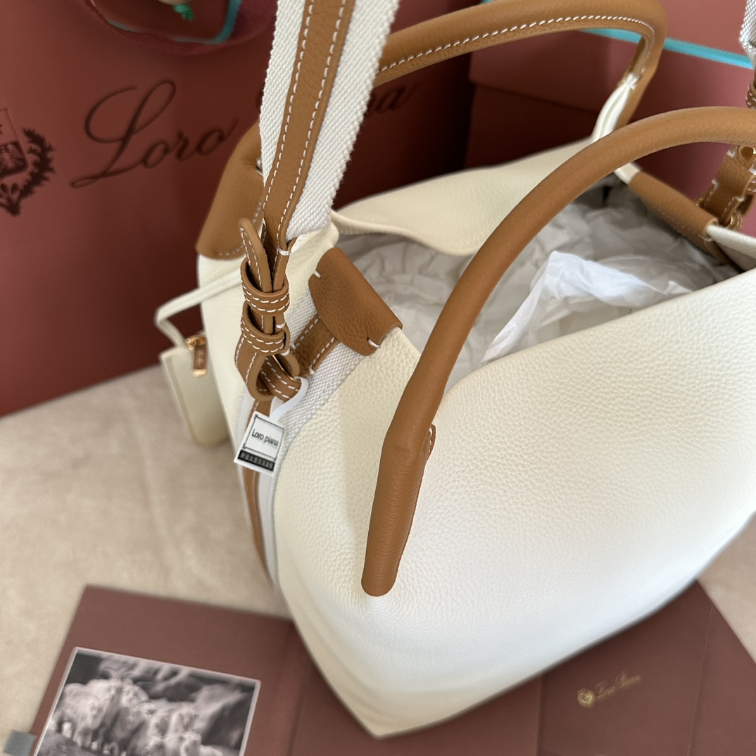 🐠1920Loro piana Big Bucket Bale Large Handbagカラー：ホワイト×ブラウンBaleバッグは、その控えめなエレガンスと時代を超越したスタイルで、Loro pianaの独特な伝統を証明しています。四角いフォルムと、カシミアを収納するための大きな束に由来する名前は、ロロ・ピアーナのクラフトマンシップへのこだわりを表しています。ボディは非常にソフトなナチュラルグレインのカーフレザー。サイズ：長さ28✖️22✖️36CM-ハイファッションバッグ