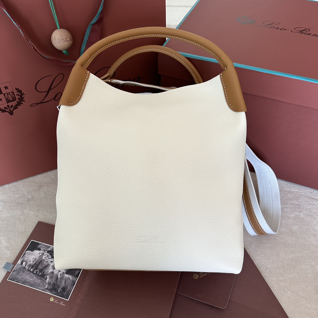 💰1920Loro piana Big Bucket Bale Large HandbagColor : White with BrownLe sac Bale témoigne de l'héritage distinctif de Loro piana, avec son élégance effacée et son style intemporel. Sa forme carrée et son nom, dérivé des grands ballots utilisés pour stocker le cachemire, représentent l'engagement de Loro piana envers l'artisanat. Le corps est en cuir de veau au grain naturel très doux. Taille : longueur 28✖️22✖️36CM-sacs haute couture