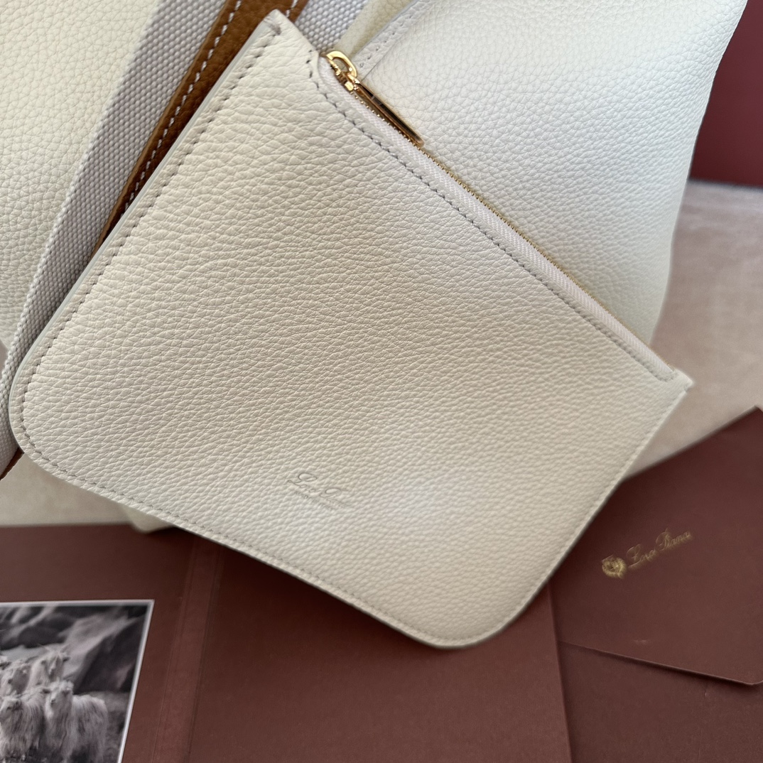 💰1920Loro piana Big Bucket Bale Large HandbagColor : White with BrownLe sac Bale témoigne de l'héritage distinctif de Loro piana avec son élégance effacée et son style intemporel. Sa forme carrée et son nom, dérivé des grands ballots utilisés pour stocker le cachemire, représentent l'engagement de Loro piana envers l'artisanat. Le corps est en cuir de veau au grain naturel très doux. Taille : longueur 28✖️22✖️36CM-high-fashion factory