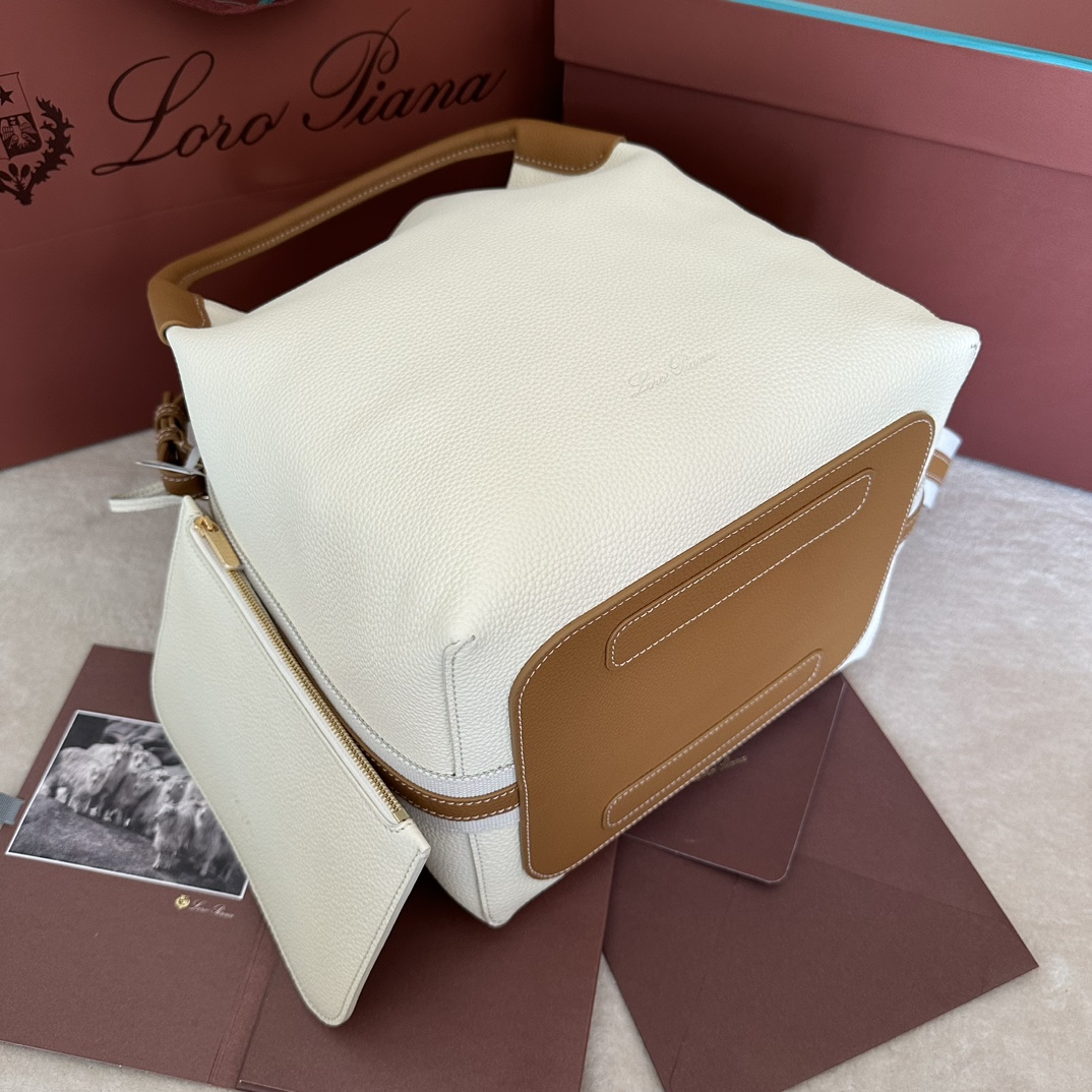 💰1920Bolso grande Big Bucket Bale de Loro pianaColor: Blanco con marrónEl bolso Bale es un testimonio de la herencia distintiva de Loro piana, con su elegancia despreocupada y su estilo atemporal. Su forma cuadrada y su nombre, derivado de los grandes fardos utilizados para guardar la cachemira, representan el compromiso de Loro piana con la artesanía. El cuerpo es de piel de becerro con un grano natural muy suave. Talla: largo 28✖️22✖️36CM-fábrica de alta costura