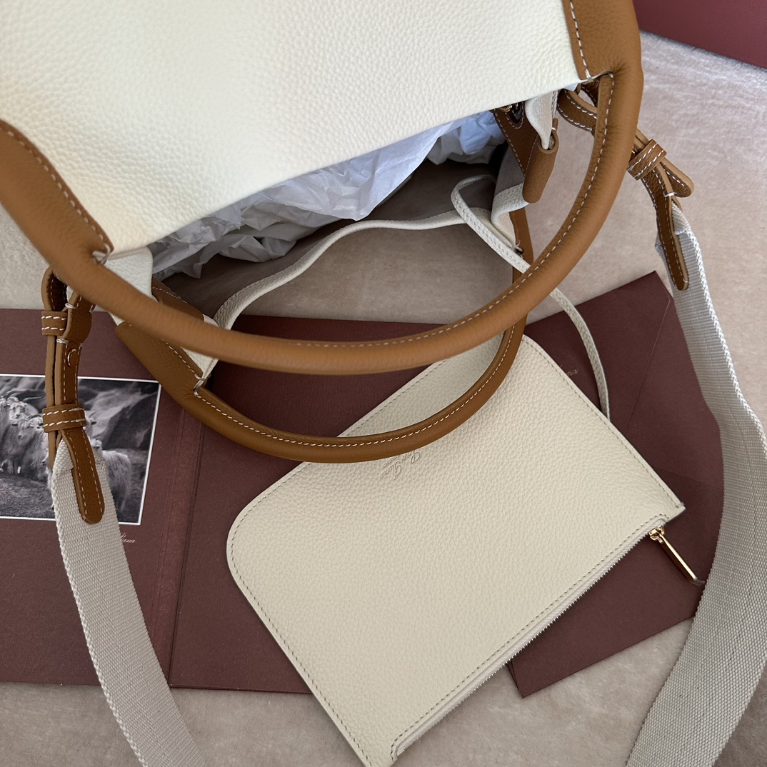 💰1920Loro piana Big Bucket Bale Large HandbagColor : White with BrownLe sac Bale témoigne de l'héritage distinctif de Loro piana avec son élégance effacée et son style intemporel. Sa forme carrée et son nom, dérivé des grands ballots utilisés pour stocker le cachemire, représentent l'engagement de Loro piana envers l'artisanat. Le corps est en cuir de veau au grain naturel très doux. Taille : longueur 28✖️22✖️36CM-high-fashion factory