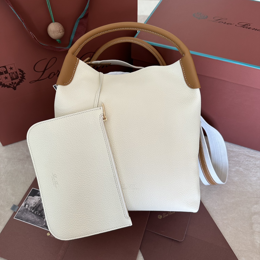 💰1920Loro piana Big Bucket Bale Large HandbagColor : White with BrownLe sac Bale témoigne de l'héritage distinctif de Loro piana avec son élégance effacée et son style intemporel. Sa forme carrée et son nom, dérivé des grands ballots utilisés pour stocker le cachemire, représentent l'engagement de Loro piana envers l'artisanat. Le corps est en cuir de veau au grain naturel très doux. Taille : longueur 28✖️22✖️36CM-high-fashion factory