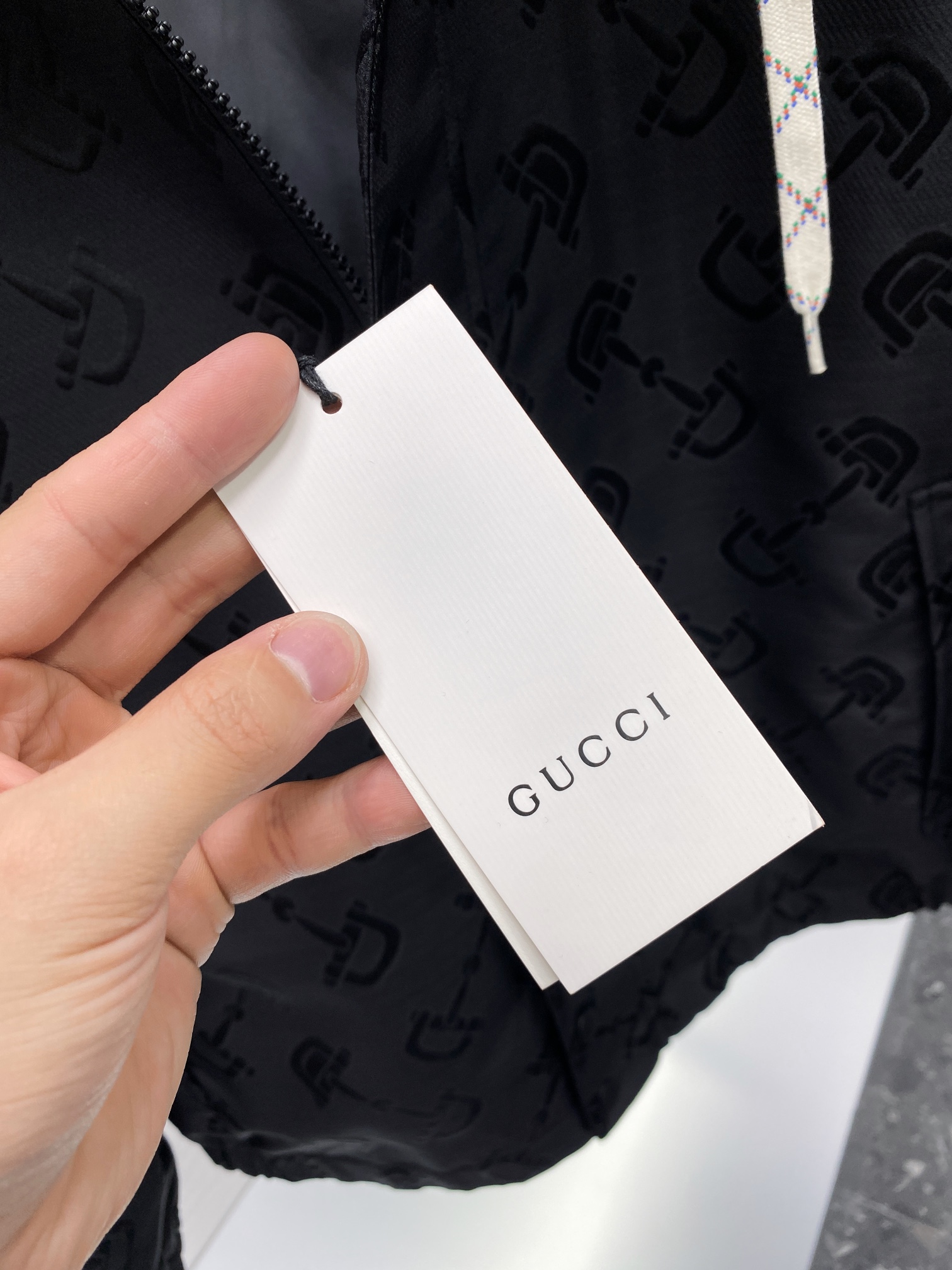 p930 M-2Xl Jaqueta de lapela de ganga masculina da família Gucci jaqueta de canal de câmbio de Hong Kong 24 anos de outono e inverno novo alto luxo degustação nível de platina produto único clássico popular produto único! Elementos de ganga nesta estação através de uma forma de estilo diferente para a reinvenção do designer serão elementos de ganga usados para o tipo de camisa do visual geral destaca as cores de estilo seco e resistente! Muito coerente com o tom estético da família Varden, uma camisa com a etiqueta clássica dos elementos florais antigos herdou na perfeição a essência e os genes dos designers da família Varden, que utilizam habilmente o logótipo do padrão floral antigo para uma interpretação única e inovadora do processo de tecelagem de cores integrado no tecido da exposição natural de uma atitude muito distinta da proposta de moda! O fio de algodão de ganga de fabrico italiano é lavado para lhe dar uma textura forte, enriquecendo a sensação visual geral de conforto e respirabilidade, e os acessórios são todos feitos internamente com grande cuidado! As linhas de alfaiataria de primeira classe realçam perfeitamente o lado masculino desinibido e de espírito livre da busca do espírito libertário, a ferramenta de equipamento para homens heterossexuais usa casualmente um estilo instantaneamente autónomo e bonito que pertence ao tipo de itens de alta modelagem, com fecho de botão de pressão humano! Os pormenores do trabalho artesanal em todo o lado mostram o rigor do trabalho artesanal. Os botões dourados personalizados exclusivos realçam a sensação geral de luxo leve e uma sensação de magnificência. O tipo único no mercado, sozinho ou no exterior, pode ser adequado para camisas e casacos, podendo ser perfeitamente alternado entre o produto único indispensável no guarda-roupa! Cor: preto Tamanho: M / L / XL / 2XLM código largura dos ombros 44 peito 106 comprimento das mangas 61 comprimento 67- Replicas de sacos de alta qualidade