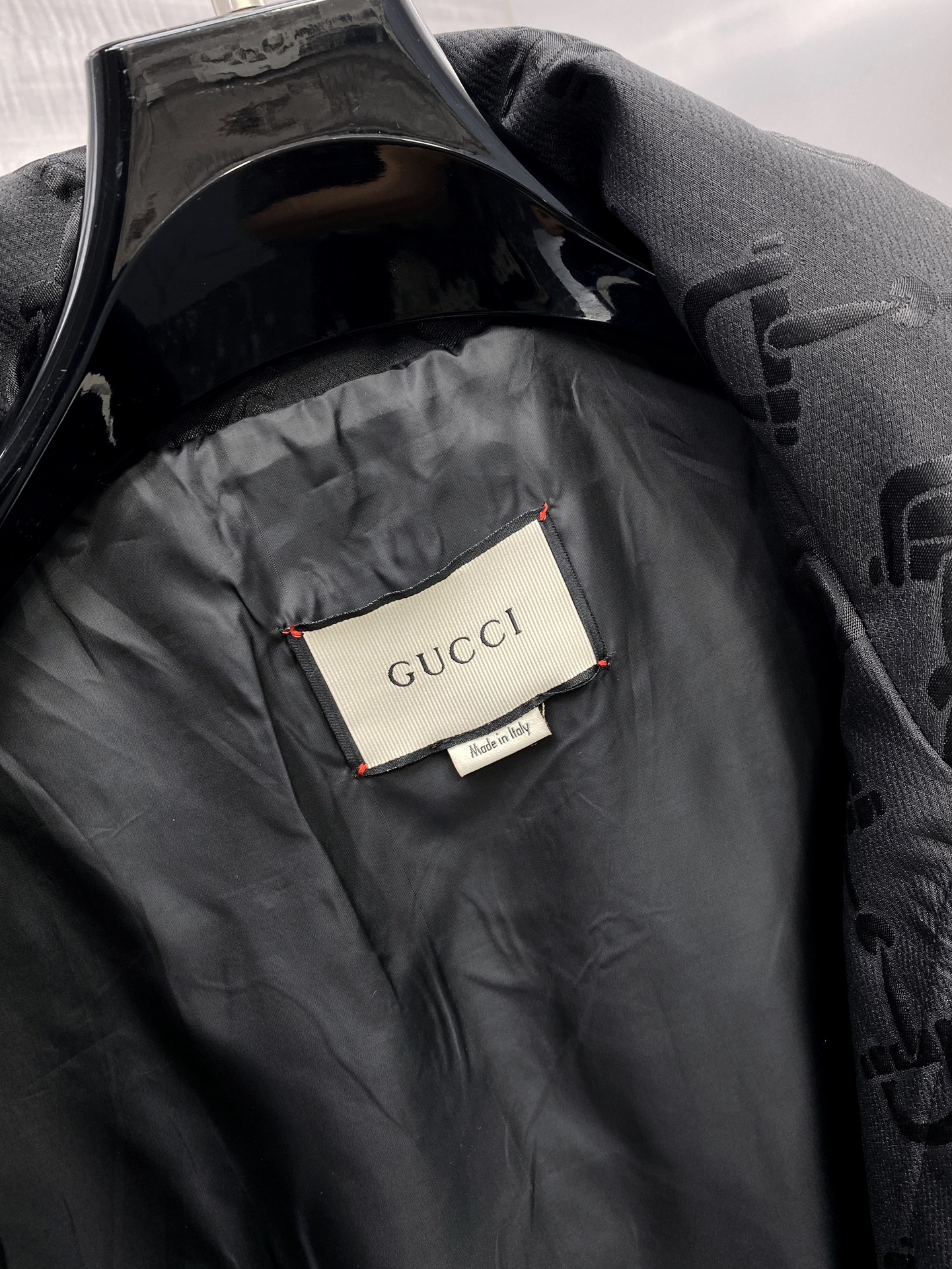 p930 M-2Xl Jaqueta de lapela de ganga masculina da família Gucci jaqueta de canal de câmbio de Hong Kong 24 anos de outono e inverno novo alto luxo degustação nível de platina produto único clássico popular produto único! Elementos de ganga nesta estação através de uma forma de estilo diferente para a reinvenção do designer serão elementos de ganga usados para o tipo de camisa do visual geral destaca as cores de estilo seco e resistente! Muito coerente com o tom estético da família Varden, uma camisa com a etiqueta clássica dos elementos florais antigos herdou na perfeição a essência e os genes dos designers da família Varden, que utilizam habilmente o logótipo do padrão floral antigo para uma interpretação única e inovadora do processo de tecelagem de cores integrado no tecido da exposição natural de uma atitude muito distinta da proposta de moda! O fio de algodão de ganga de fabrico italiano é lavado para lhe dar uma textura forte, enriquecendo a sensação visual geral de conforto e respirabilidade, e os acessórios são todos feitos internamente com grande cuidado! As linhas de alfaiataria de primeira classe realçam perfeitamente o lado masculino desinibido e de espírito livre da busca do espírito libertário, a ferramenta de equipamento para homens heterossexuais usa casualmente um estilo instantaneamente autónomo e bonito que pertence ao tipo de itens de alta modelagem, com fecho de botão de pressão humano! Os pormenores do trabalho artesanal em todo o lado mostram o rigor do trabalho artesanal. Os botões dourados personalizados exclusivos realçam a sensação geral de luxo leve e uma sensação de magnificência. O tipo único no mercado, sozinho ou no exterior, pode ser adequado para camisas e casacos, podendo ser perfeitamente alternado entre o produto único indispensável no guarda-roupa! Cor: preto Tamanho: M / L / XL / 2XLM código largura dos ombros 44 peito 106 comprimento das mangas 61 comprimento 67- Replicas de sacos de alta qualidade