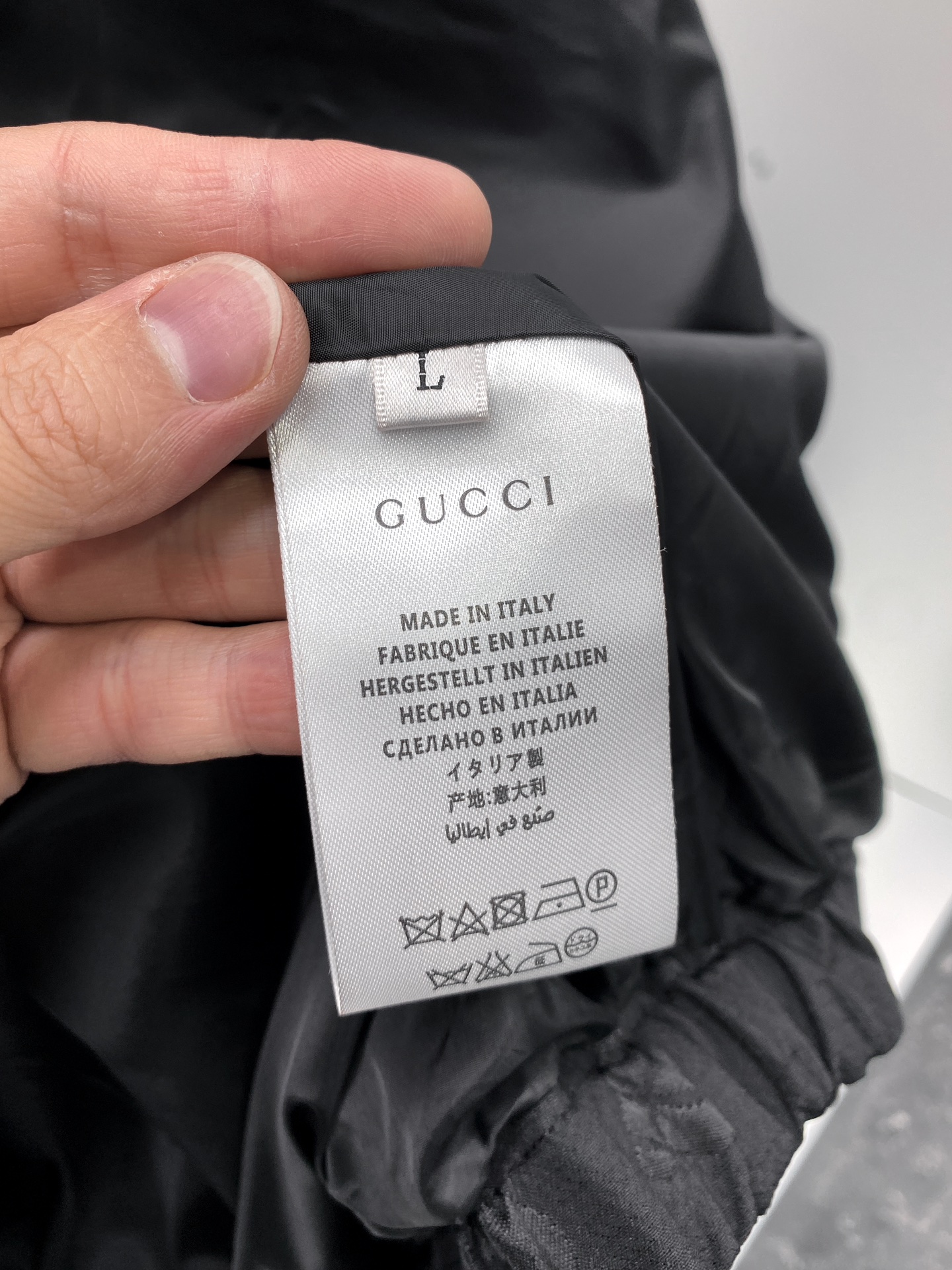 p930 M-2Xl Jaqueta de lapela de ganga masculina da família Gucci jaqueta de canal de câmbio de Hong Kong 24 anos de outono e inverno novo alto luxo degustação nível de platina produto único clássico popular produto único! Elementos de ganga nesta estação através de uma forma de estilo diferente para a reinvenção do designer serão elementos de ganga usados para o tipo de camisa do visual geral destaca as cores de estilo seco e resistente! Muito coerente com o tom estético da família Varden, uma camisa com a etiqueta clássica dos elementos florais antigos herdou na perfeição a essência e os genes dos designers da família Varden, que utilizam habilmente o logótipo do padrão floral antigo para uma interpretação única e inovadora do processo de tecelagem de cores integrado no tecido da exposição natural de uma atitude muito distinta da proposta de moda! O fio de algodão de ganga de fabrico italiano é lavado para lhe dar uma textura forte, enriquecendo a sensação visual geral de conforto e respirabilidade, e os acessórios são todos feitos internamente com grande cuidado! As linhas de alfaiataria de primeira classe realçam perfeitamente o lado masculino desinibido e de espírito livre da busca do espírito libertário, a ferramenta de equipamento para homens heterossexuais usa casualmente um estilo instantaneamente autónomo e bonito que pertence ao tipo de itens de alta modelagem, com fecho de botão de pressão humano! Os pormenores do trabalho artesanal em todo o lado mostram o rigor do trabalho artesanal. Os botões dourados personalizados exclusivos realçam a sensação geral de luxo leve e uma sensação de magnificência. O tipo único no mercado, sozinho ou no exterior, pode ser adequado para camisas e casacos, podendo ser perfeitamente alternado entre o produto único indispensável no guarda-roupa! Cor: preto Tamanho: M / L / XL / 2XLM código largura dos ombros 44 peito 106 comprimento das mangas 61 comprimento 67- Replicas de sacos de alta qualidade