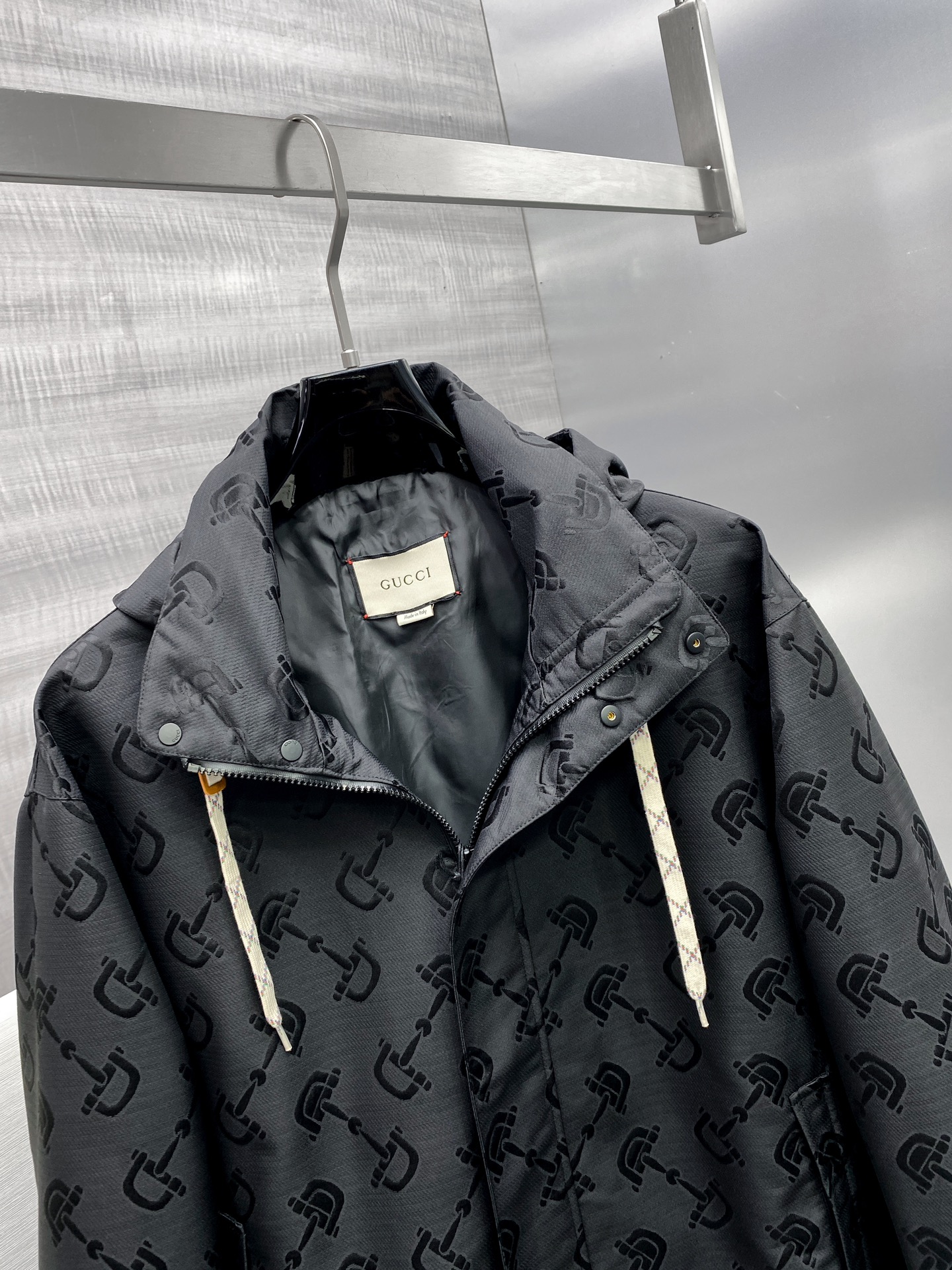 p930 M-2Xl Jaqueta de lapela de ganga masculina da família Gucci jaqueta de canal de câmbio de Hong Kong 24 anos de outono e inverno novo alto luxo degustação nível de platina produto único clássico popular produto único! Elementos de ganga nesta estação através de uma forma de estilo diferente para a reinvenção do designer serão elementos de ganga usados para o tipo de camisa do visual geral destaca as cores de estilo seco e resistente! Muito coerente com o tom estético da família Varden, uma camisa com a etiqueta clássica dos elementos florais antigos herdou na perfeição a essência e os genes dos designers da família Varden, que utilizam habilmente o logótipo do padrão floral antigo para uma interpretação única e inovadora do processo de tecelagem de cores integrado no tecido da exposição natural de uma atitude muito distinta da proposta de moda! O fio de algodão de ganga de fabrico italiano é lavado para lhe dar uma textura forte, enriquecendo a sensação visual geral de conforto e respirabilidade, e os acessórios são todos feitos internamente com grande cuidado! As linhas de alfaiataria de primeira classe realçam perfeitamente o lado masculino desinibido e de espírito livre da busca do espírito libertário, a ferramenta de equipamento para homens heterossexuais usa casualmente um estilo instantaneamente autónomo e bonito que pertence ao tipo de itens de alta modelagem, com fecho de botão de pressão humano! Os pormenores do trabalho artesanal em todo o lado mostram o rigor do trabalho artesanal. Os botões dourados personalizados exclusivos realçam a sensação geral de luxo leve e uma sensação de magnificência. O tipo único no mercado, sozinho ou no exterior, pode ser adequado para camisas e casacos, podendo ser perfeitamente alternado entre o produto único indispensável no guarda-roupa! Cor: preto Tamanho: M / L / XL / 2XLM código largura dos ombros 44 peito 106 comprimento das mangas 61 comprimento 67- Replicas de sacos de alta qualidade