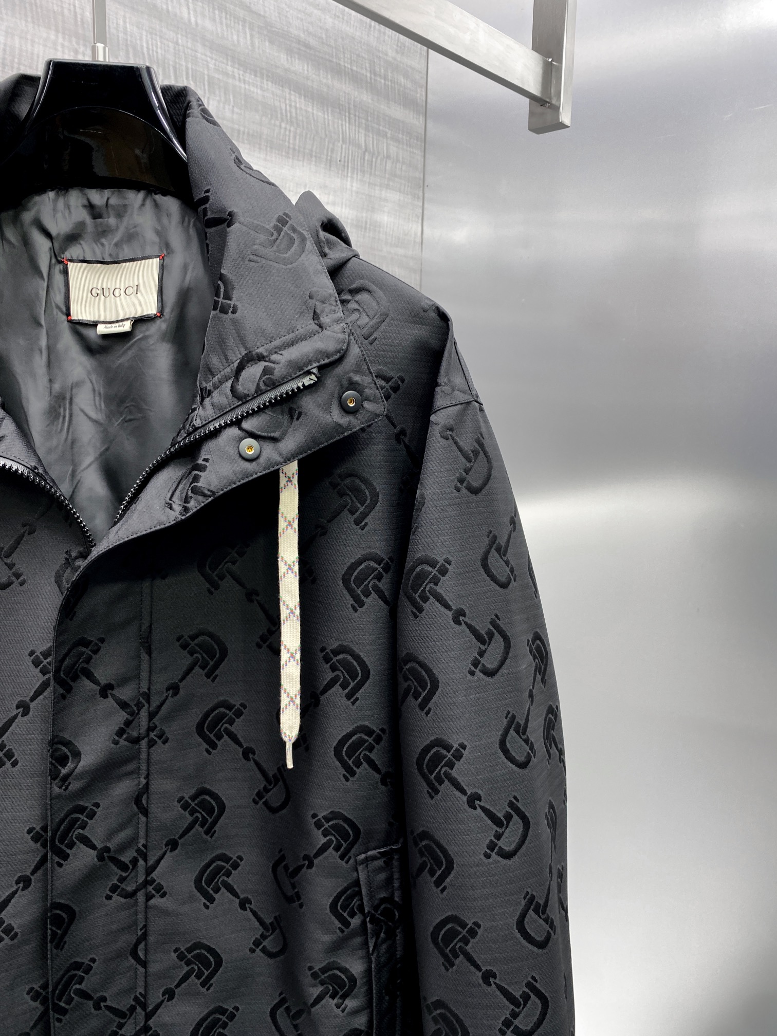 p930 M-2Xl Jaqueta de lapela de ganga masculina da família Gucci jaqueta de canal de câmbio de Hong Kong 24 anos de outono e inverno novo alto luxo degustação nível de platina produto único clássico popular produto único! Elementos de ganga nesta estação através de uma forma de estilo diferente para a reinvenção do designer serão elementos de ganga usados para o tipo de camisa do visual geral destaca as cores de estilo seco e resistente! Muito coerente com o tom estético da família Varden, uma camisa com a etiqueta clássica dos elementos florais antigos herdou na perfeição a essência e os genes dos designers da família Varden, que utilizam habilmente o logótipo do padrão floral antigo para uma interpretação única e inovadora do processo de tecelagem de cores integrado no tecido da exposição natural de uma atitude muito distinta da proposta de moda! O fio de algodão de ganga de fabrico italiano é lavado para lhe dar uma textura forte, enriquecendo a sensação visual geral de conforto e respirabilidade, e os acessórios são todos feitos internamente com grande cuidado! As linhas de alfaiataria de primeira classe realçam perfeitamente o lado masculino desinibido e de espírito livre da busca do espírito libertário, a ferramenta de equipamento para homens heterossexuais usa casualmente um estilo instantaneamente autónomo e bonito que pertence ao tipo de itens de alta modelagem, com fecho de botão de pressão humano! Os pormenores do trabalho artesanal em todo o lado mostram o rigor do trabalho artesanal. Os botões dourados personalizados exclusivos realçam a sensação geral de luxo leve e uma sensação de magnificência. O tipo único no mercado, sozinho ou no exterior, pode ser adequado para camisas e casacos, podendo ser perfeitamente alternado entre o produto único indispensável no guarda-roupa! Cor: preto Tamanho: M / L / XL / 2XLM código largura dos ombros 44 peito 106 comprimento das mangas 61 comprimento 67- Replicas de sacos de alta qualidade