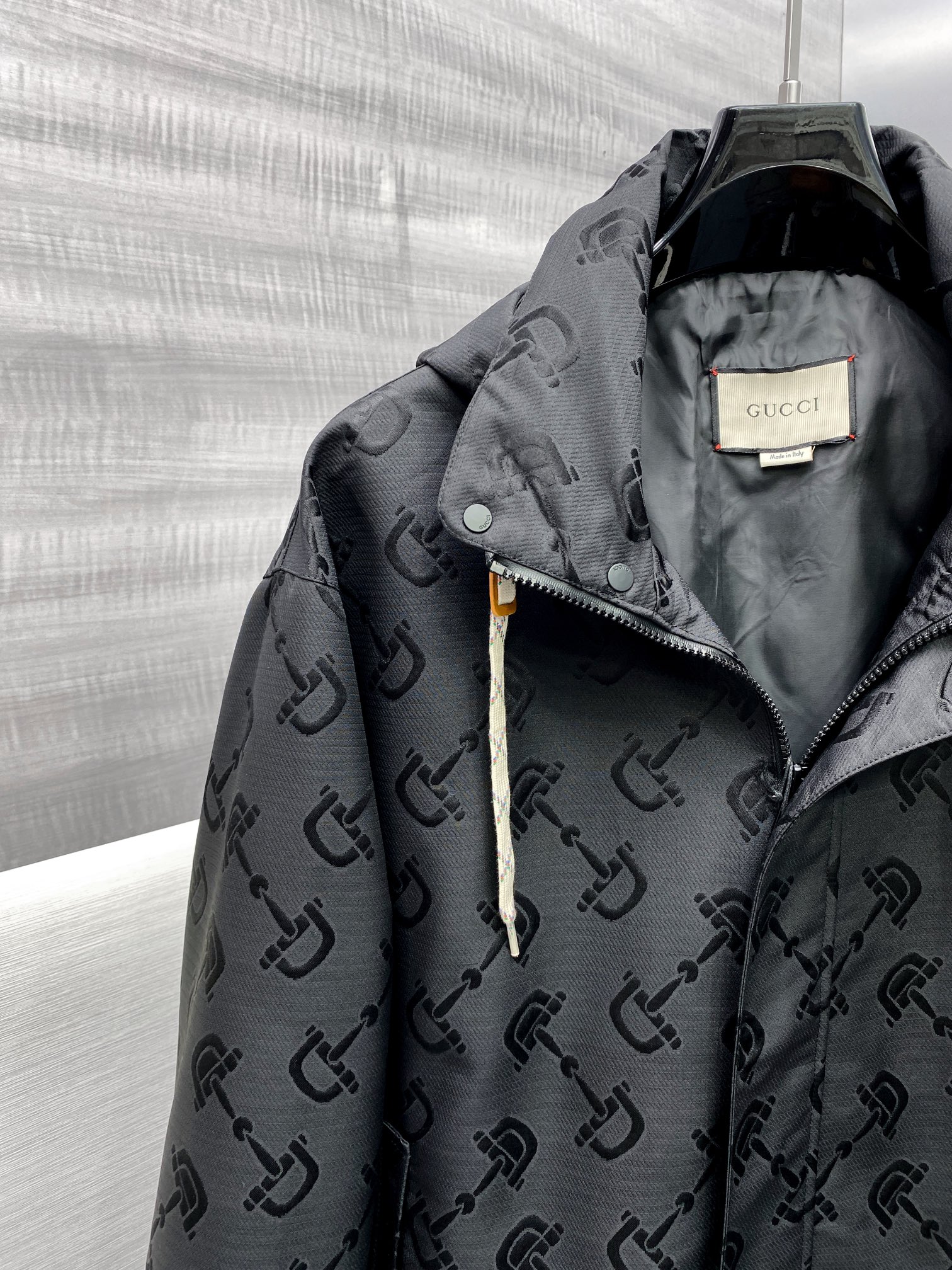 p930 M-2Xl Jaqueta de lapela de ganga masculina da família Gucci jaqueta de canal de câmbio de Hong Kong 24 anos de outono e inverno novo alto luxo degustação nível de platina produto único clássico popular produto único! Elementos de ganga nesta estação através de uma forma de estilo diferente para a reinvenção do designer serão elementos de ganga usados para o tipo de camisa do visual geral destaca as cores de estilo seco e resistente! Muito coerente com o tom estético da família Varden, uma camisa com a etiqueta clássica dos elementos florais antigos herdou na perfeição a essência e os genes dos designers da família Varden, que utilizam habilmente o logótipo do padrão floral antigo para uma interpretação única e inovadora do processo de tecelagem de cores integrado no tecido da exposição natural de uma atitude muito distinta da proposta de moda! O fio de algodão de ganga de fabrico italiano é lavado para lhe dar uma textura forte, enriquecendo a sensação visual geral de conforto e respirabilidade, e os acessórios são todos feitos internamente com grande cuidado! As linhas de alfaiataria de primeira classe realçam perfeitamente o lado masculino desinibido e de espírito livre da busca do espírito libertário, a ferramenta de equipamento para homens heterossexuais usa casualmente um estilo instantaneamente autónomo e bonito que pertence ao tipo de itens de alta modelagem, com fecho de botão de pressão humano! Os pormenores do trabalho artesanal em todo o lado mostram o rigor do trabalho artesanal. Os botões dourados personalizados exclusivos realçam a sensação geral de luxo leve e uma sensação de magnificência. O tipo único no mercado, sozinho ou no exterior, pode ser adequado para camisas e casacos, podendo ser perfeitamente alternado entre o produto único indispensável no guarda-roupa! Cor: preto Tamanho: M / L / XL / 2XLM código largura dos ombros 44 peito 106 comprimento das mangas 61 comprimento 67- Replicas de sacos de alta qualidade