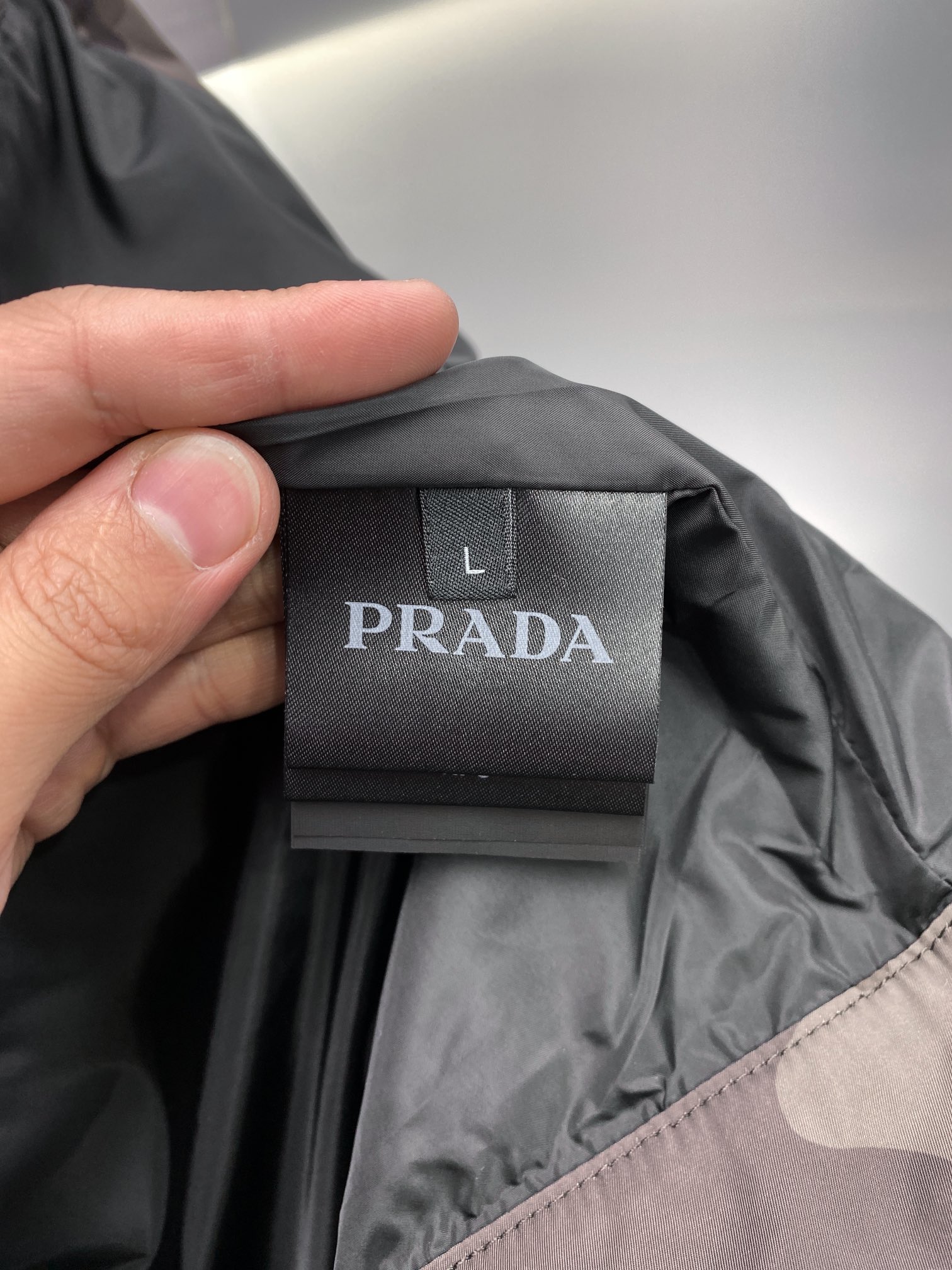 Envío p930 Taiwán Ebay comerciantes bienes 2024 producción original italiano clásico as solo! Prada Milano insignia de los hombres de negocios casual chaqueta de solapa chaqueta. ¡Una chaqueta muy colorido será la estética de la moda y la funcionalidad al aire libre perfecta combinación de subversión de los conceptos de diseño tradicionales anteriores para dar nueva forma a un nuevo plan de diseño de estilo en el tono de diseño continúa siguiendo el hogar P de los detalles de la ruta minimalista de los elementos de su rico juego! ¡En todo el cuerpo de la forma de la silueta de la estética minimalista para jugar con el sentido extremo de líneas suaves y secas, sin elementos complicados de la artesanía del cuerpo sólo para ganar las telas y la artesanía de la más alta expresión de la simplicidad es la más alta expresión también se puso en marcha el temperamento y el gusto del reino más alto de todo el cuerpo es sólo para la firma de metal placa triangular para modificar pertenecen a la identidad del lujo de bajo perfil para mostrar! ¡Los clientes importados de Italia telas funcionales P familia patentado telas exclusivas con cualidades superiores a prueba de viento y resistente al agua transpirable excelente tacto delicado y cómodo detalles excelentes en todas partes exquisito estudio de diseño de cuello de la moda en la parte superior del cuerpo del aura competente y con estilo completo! ¡Tanto una variedad de mezclar y combinar una chaqueta, sin duda, pertenece a los productos de los hombres sólo necesitan usable fuerte combinación de colores luz madura versátil en la parte superior del cuerpo tipo completo de competente y guapo y destaca el temperamento de los negocios y el ocio tanto fácil de manejar una variedad de tipos de cuerpo! Color: negro camuflaje tamaño: M L XL XXL XXXL datos de tamaño: M código: busto 114cm-anchura de los hombros 54-longitud de la ropa 68cm-longitud de la manga 61cmmL código: busto 118cm-anchura de los hombros 55-longitud de la ropa 69cm-longitud de la manga 62cm XXL código: busto 122cm-anchura de los hombros 56-longitud de la ropa 70cm-longitud de la manga 63cm XXL código: busto 126cm-anchura de los hombros 57-longitud de la ropa 71cm-manga 57-longitud de la camiseta 71cm-longitud de la manga 64cmXXXL código: pecho 130cm-anchura del hombro 58-longitud de la camiseta 72cm-longitud de la manga 65cm-fábrica de alta costura