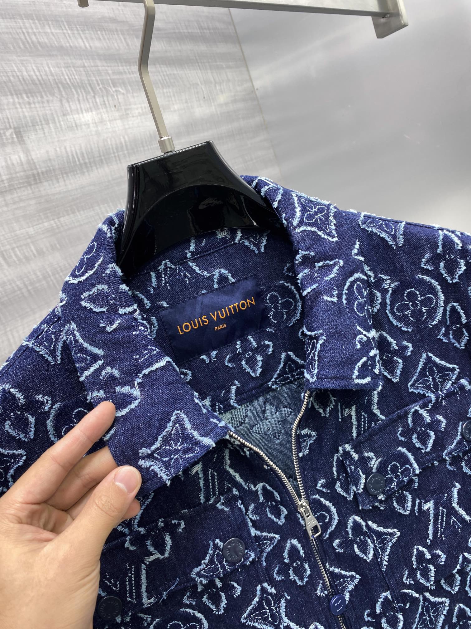 ¡Imagen [4]-P820🔥🔥🔥🔥🔥🔥lv 2024 otoño e invierno nueva chaqueta sitio web oficial sincronización original personalizado de poliéster tejido de red versión diseño solapa cremallera diseño calidez pecho más fuerte marca Logotipo destaca las características de la marca y la versión original de la serie de la misma red de tubo de los últimos modelos de chaqueta de diseño simple y sin complicaciones de la fábrica original de accesorios de hardware de moda de moda de lujo la gente debe permanecer versión! 🔴 yardas: M-3XL tres etiquetas completa-alta imitación bolsas