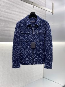 ¡P820🔥🔥🔥🔥lv 2024 otoño e invierno nueva chaqueta sitio web oficial síncrono original personalizado de poliéster tejido de red versión diseño solapa cremallera diseño calidez más fuerte Pecho marca Logotipo destaca las características de la marca y la versión original de la misma serie tubo de red últimos modelos de chaqueta de diseño simple y sin complicaciones de los accesorios de hardware original de moda de moda de lujo la gente debe permanecer versión! 🔴 yardas: M-3XL tres etiquetas completa-alta réplica bolsas