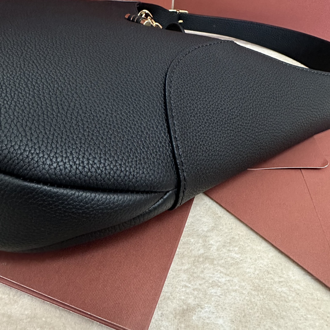 画像[4]-🐋1540Loro piana Noyo Bobbin Underarm Bag Black イタリア製オリジナルカーフレザーをインポートし、ライニングにスエードを使用したオールレザー。ジュエリーライクなメタルバンブーバックル開閉でエレガントなヴィンテージ感を演出。調節可能なショルダーストラップはメタルバックルの金具付き。ショルダーストラップにはマイクロロゴ入りのメタルリングが付いています。サイズ：32*7*21 カウンターフルセットパッケージ付き 🎁-ハイフェイクバッグ