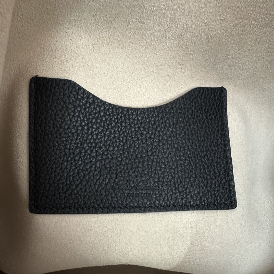 💰1540Loro piana Noyo Bobbin underarm bag in black full leather made of imported Italian original calf leather with suede lining. Jewelry-like metal bamboo buckle closure for an elegant vintage look. Adjustable shoulder strap with metal buckle hardware and metal ring attached to the shoulder strap with micro logo. Size: 32*7*21 with a full set of counter counter package 🎁-high imitation factory