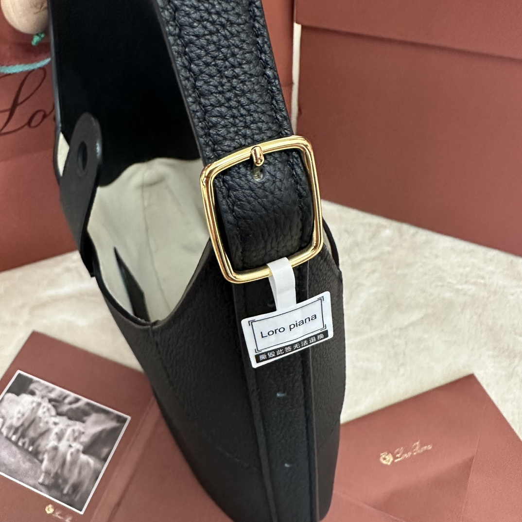 画像[7]-1540Loro piana Noyo Piana Bobbin Underarm Bag Black イタリア輸入オリジナルカーフレザーにスエードライニングのオールレザー。ジュエリーライクなメタルバンブーバックル開閉でエレガントなヴィンテージ感を演出。調節可能なショルダーストラップはメタルバックルの金具付き。ショルダーストラップにはマイクロロゴ入りのメタルリングが付いています。サイズ：32*7*21 カウンターフルセットパッケージ付き 🎁-ハイフェイクバッグ