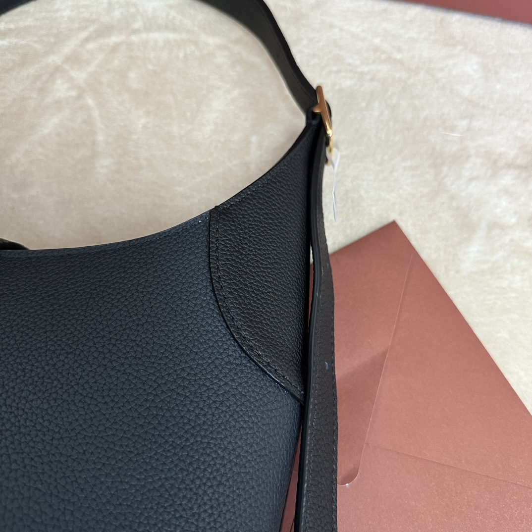 💰1540Loro piana Noyo Bobbin underarm bag in navy with black est fabriqué en cuir de veau original importé d'Italie et doublé de daim. Fermeture à boucle bambou en métal façon bijou pour un look vintage élégant. Bandoulière réglable avec boucle en métal et anneau en métal attaché à la bandoulière avec micro logo. Taille : 32*7*21 avec un ensemble complet de paquet de comptoir 🎁-haute imitation usine.