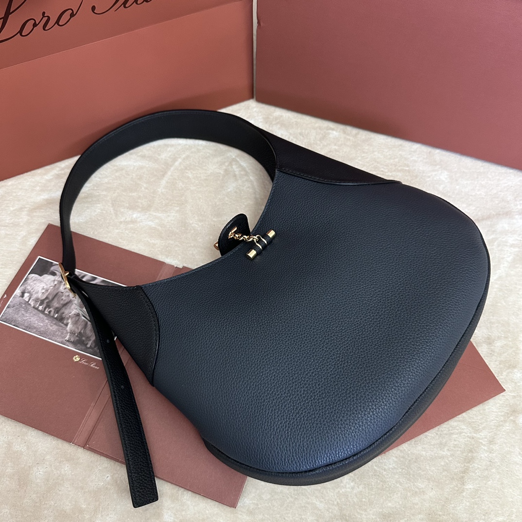 💰1540Loro piana Noyo Bobbin underarm bag in navy with black is made of imported Italian original calf leather with suede lining. Jewelry-like metal bamboo buckle closure for an elegant vintage look. Adjustable shoulder strap with metal buckle hardware and metal ring attached to the shoulder strap with micro-labeling. Size: 32*7*21 with a full set of counter counter package 🎁-high imitation factory