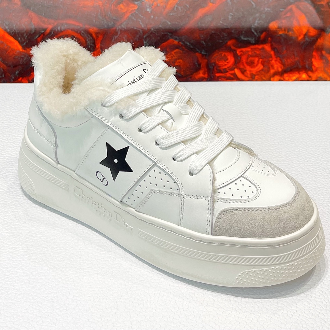 DR fundo grosso lã estrela sapatos brancos ! Forro de lã essencial para o inverno sapatos acolchoados forro de lã de cordeiro grosso cheio de macio não perder cabelo como combinar como olhar boa espessura para atender a necessidade de aumentar a altura e muito confortável Envelhecimento energético da juventude!Medidas: 35-39 (40 por medida não devolvível)P840