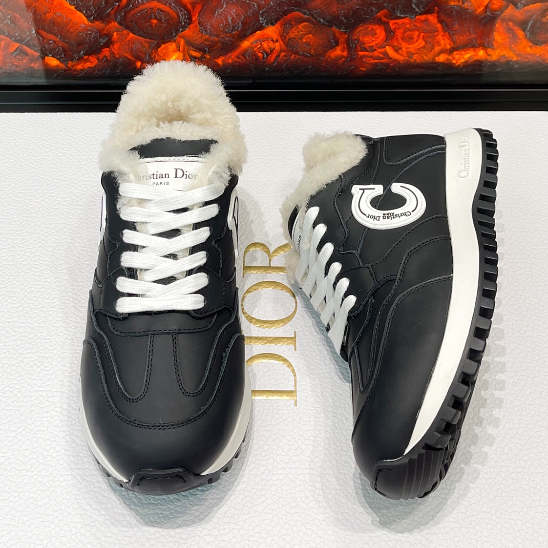 DR thick sole wool sneakers ! Leather and fur collision both good-looking and warm Shoes inside and outside the CD letters are very brand recognition high-quality wool lining non-market currency version of the thick and soft do not fall off the hair this is the winter must have shoes ah!Color: black, whiteSize: 35-39 (40 customized non-returnable)P900